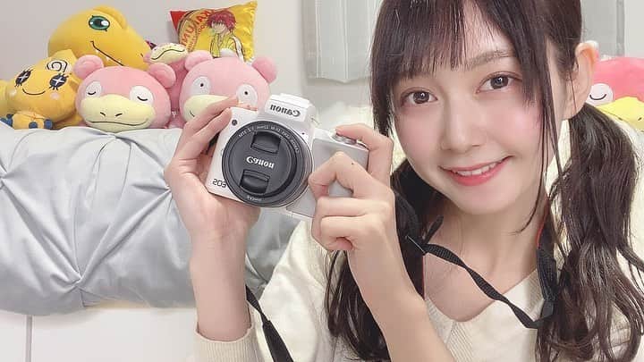 金久保マユ（ぼんぼん）のインスタグラム：「最近のYouTubeは全部このこ！ CanonのEOS Kiss M📷 で撮ってます！！本当に綺麗すぎて見惚れます。笑 . . 紹介動画も出してるので、良かったら今までのカメラとの画質の差を見比べてみてください！笑 . . . . 圧倒的自撮りしかない毎日😂 明日からは誰かに撮ってもらった昔の写真とか探してみよう🤔 . . . . . . . #Canon#キヤノン#カメラ#かわいい#しろ#レンズ#一眼レフ#ミラーレス#kissM#画質#YouTube#カメラ女子#カメラ#ゆるふわ#ファッション#コーデ#おうち#おうち時間#踊ってみた#animegirl#instafashion#disney#disneysea#love#cute#pastel#photo#followｍe#ルームウェア #カメラ初心者」