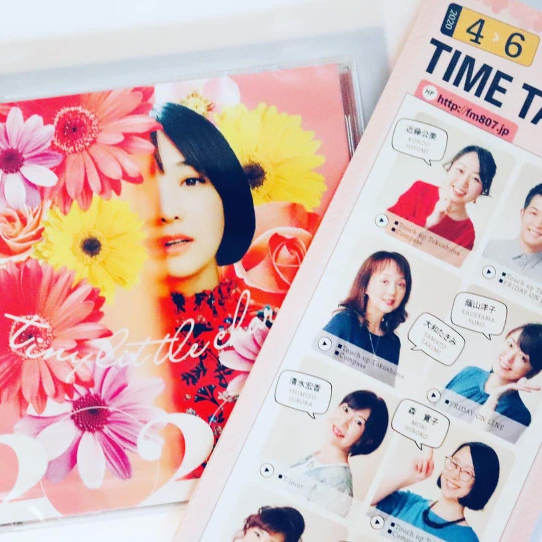 バンのインスタグラム：「昨日FM徳島さんが番組内でtiny little charmのfloraをオンエアしてくれたみたいです！ずっとお世話になっております！ポスターも貼っとくぜ！的な優しい言葉もいただきました！状況が状況なのでラジオ出演はしばらく難しそうですが、落ち着いたらまた！と言ってもらえたのが懐かしい感じがして嬉しい！本当にありがとうございました🎸  もう一つ嬉しいことが！ ﻿1 st album 『2○2○4』から「夢の中なら」がSpotifyの公式プレイリスト Women's Voiceに選ばれました🎹 素敵なアーティストと同じプレイリストに選んでもらえるのは本当にありがたいです💐おかげ様で1日に数百人以上が聴いてくれているみたいです！  Spotifyの公式プレイリストに選ばれるのは人気とかレーベルのプッシュじゃなくて楽曲のクオリティのみに依存するとかしないとか！(違ってたらすみません🙏)選んでもらえるたびに少し自信がつきます！ これからも頑張ります😊  https://open.spotify.com/playlist/37i9dQZF1DWTD6tHjIApT3?si=1JnKcg7iR4GOn_NMGu_AZg&nd=1  最近アルバムを作っただけなのに、明るいニュースがきけて嬉しい言ってもらえることが増えました！本当にありがたい😊たくさんの人に届きますように💐  #tinylittlecharm #20204 #FM徳島 #flora #夢の中なら」