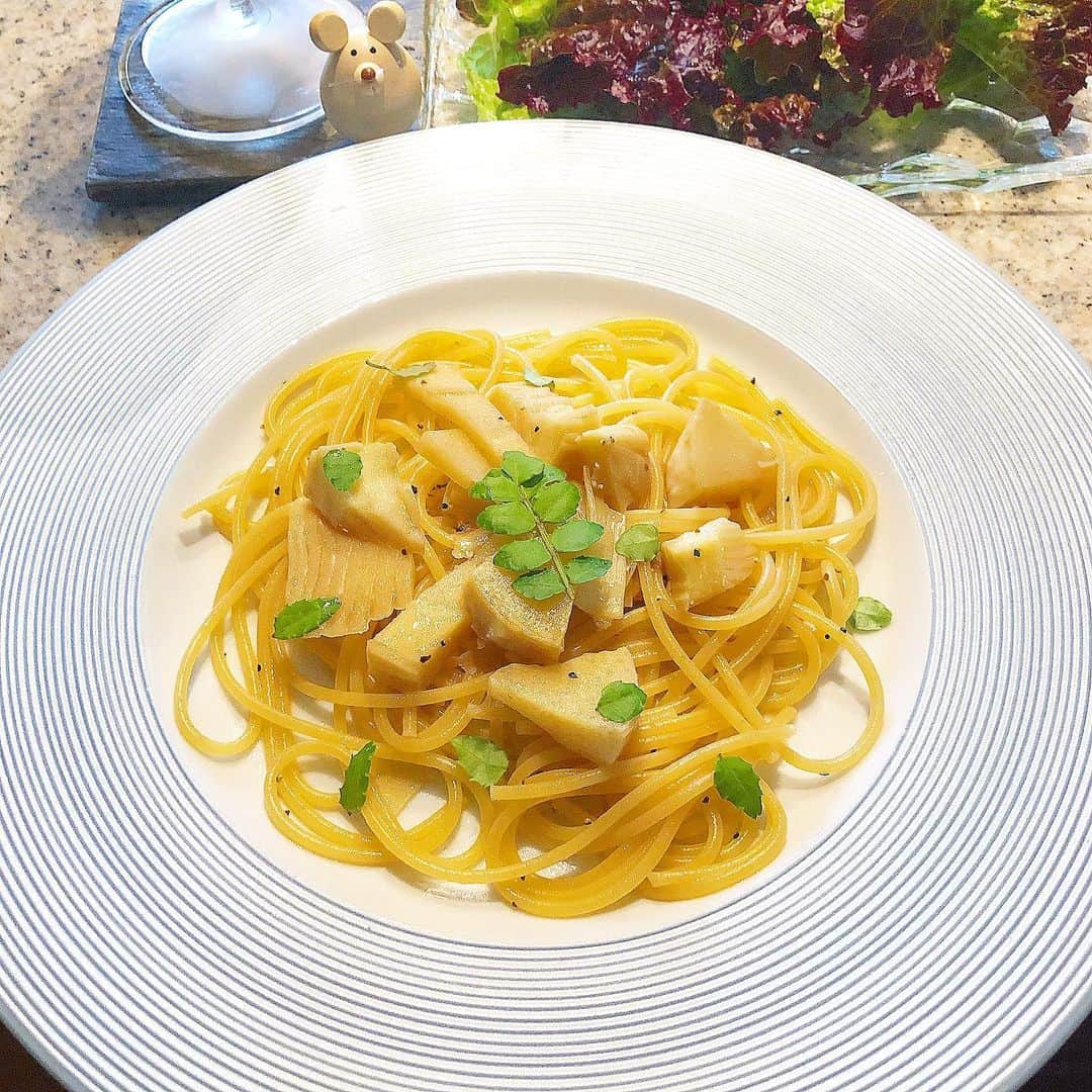 榊山敬代のインスタグラム：「🎍🍝✨ … ・ 竹の子をシンプルにと いただきました翌日は  ランチタイムにて やっぱり大好きな パスタに変身の巻  和風ベースなので  ブラックペッパー ではなくて黒七味 で香りもおいしく  木の芽はハーブのように パスタが一段と香り高く  変身するのでした… ・ ・ #またたべたい ・ ・ ところで昨日は zoom会議の前後にて 久しぶりにお絵描きタイム楽しむの巻  気がつくとニマニマしながら 描いてる自分にふと気付いて やっぱり絵はたのしいなぁと あらためてかんじるのでした  このスケッチのつづきは 笑顔をお届けできたらと ささやかに願うひとコマ ・ ・ ・ ・ ・  #おうち時間 たのしもう週間 #おうち大好き #stayhome ・ ・ ・ ・　 #頂き物 #vegetable #food #竹の子　#healthy #bamboo #和食  #おうちランチ  #ランチ #lunch #おうちごはん #food #イタリアン #パスタ #パスタランチ #🍝 #pasta #和風パスタ #創作料理 #artist #cooking #日本画家 の #お料理こんなもん  #コロナウイルス #Coronavirus#コロナウイルス対策#コロナウイルスが早く終息しますように」