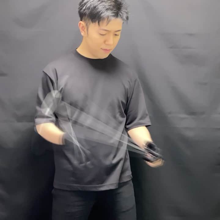 BLACKのインスタグラム：「自宅でのお仕事・お勉強のお供になればと思い、作業用のヨーヨー動画を作ってみました。あまり画面は見ずにBGM的に使うなど、お好みの形でご視聴いただければ幸いです。﻿ ﻿ フル動画はYouTubeにてご覧ください（プロフィールから飛べます）。約40分の動画です。﻿ ____________________﻿ Made 40min Yo-Yo ASMR video as the BGM for your working, studying or as you like at home. Full length is available on my YouTube (a link exists on my profile)﻿ ____________________﻿ #ASMR #BGM #working #studying #yoyo #Japan #Tokyo #entertainment #stayhome #作業用動画 #ヨーヨー #うちで過ごそう」