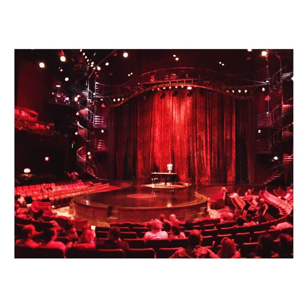 伊東楓さんのインスタグラム写真 - (伊東楓Instagram)「2017.9.7 #LasVegas🇺🇸 #America #CirqueduSoleil #O #KA #zumanity  #わたしのせかい旅  Cirque du Soleilが大好きすぎて、 聖地であるLas Vegasにどうしてもどうしても行きたくて。ついに念願が叶いました。私のオタク旅です。 最前列に座って、いよいよ演目が始まった瞬間に、わたしは滝のような涙を流してしまった… 本当に素晴らしいです。何度でも見たい。  ちなみに、ハワイを経由して、ハワイも満喫しました。  #海外旅行」4月23日 21時48分 - kaede_ito004