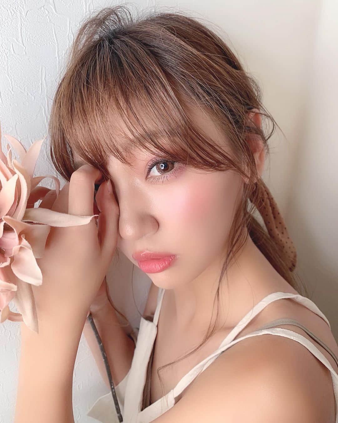 いっちゃん/嶋津 いつみのインスタグラム：「. . いつぞやかに 妹が撮ってくれた姉😀💨 . . . 妹…うまない？😂✨ww . . . . 私のインスタ用写真の撮影に 付き合わされ続けた結果 写メラマンライセンス1級になりました☝🏻🌈🏅w . . . . . . . 全く関係ないですが… 先日投稿した手洗い動画 たくさんの方に見て頂いたみたいで… ありがとうございます😭🙏🏻💓 . . . . #関西  #関西サロモ  #サロンモデル #サロモ #いっちゃん  #フリーモデル #関西モデル  #あざといっちゃん #かわいっちゃん #いっちゃんコーデ #ブライダルモデル #アレンジモデル #ヘアカラー  #ヘアアレンジ  #ロングヘア #スーパーロング」