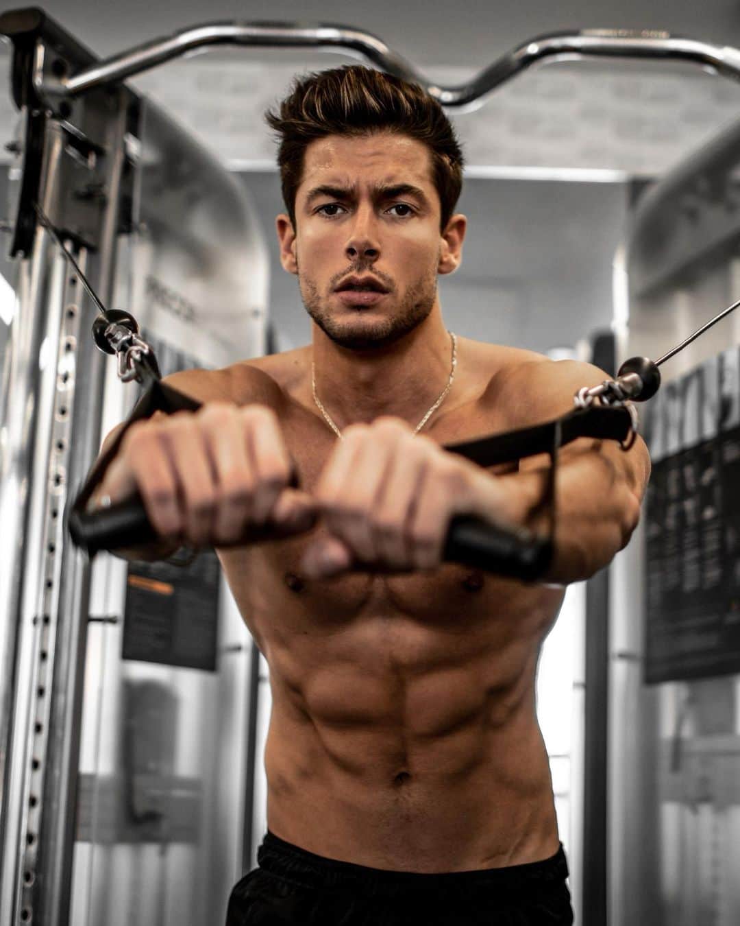 アンドレア・デンバーのインスタグラム：「Ricominciamo a metterci in forma con gioia. Per chi  abbia voglia vi aspetto sabato in diretta instagram alle 18 per fare un po’ di esercizio assieme 😁💪🏻 Let’s workout together and have some fun! For those who would like to join me, I will see you on Instagram Live this Saturday at 18:00 (Noon EST) to do a fun workout with @bigc1and1 and @1and1life. You won’t need any equipment — just yourself. Hope to see you there! 😁💪🏻 #stayhome #iorestoacasa #fuckcovid19 #andràtuttobene #everythingwillbealright #letsworkouttogether 📸 @gabrielegriseri」