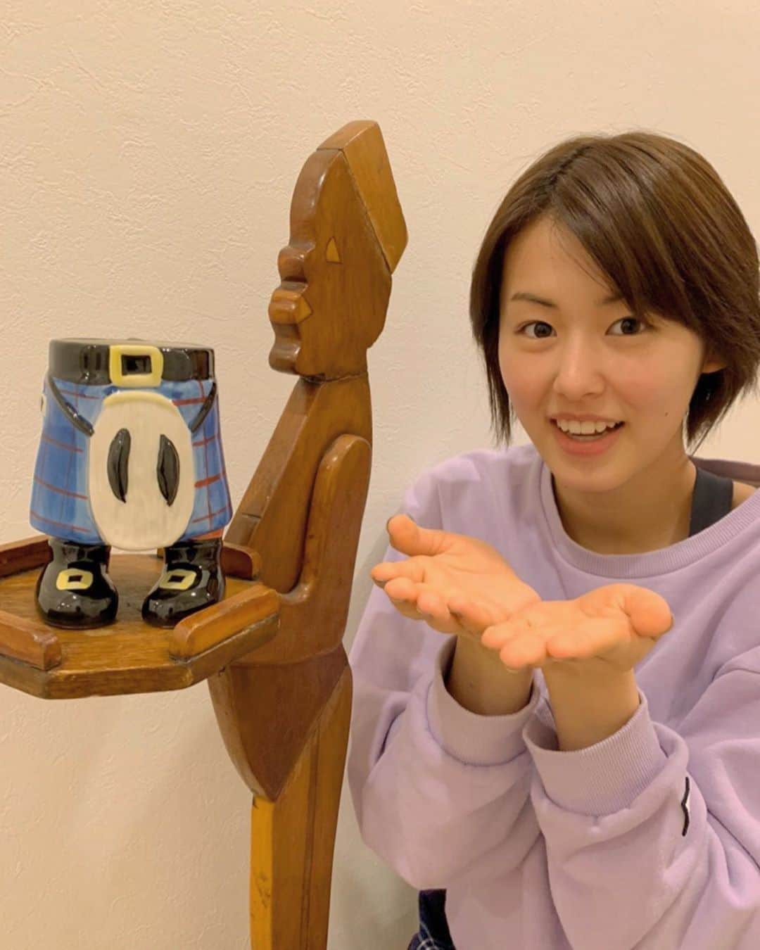 竹内愛紗のインスタグラム：「. . 前回の投稿で木彫りのやつなんですか？というコメントを沢山頂いたので説明しちゃいます!!✨📣😆 . 実は、これコップ置きなんです！ とても便利ですよ！コップはお気に入りのスコットランドのコップです💖 . . #木彫りの謎#を#解き明かす#スコットランド#scotland#コップ#便利#✨📣😆」