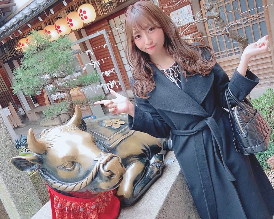 中村このみさんのインスタグラム写真 - (中村このみInstagram)「. 早くお出かけしたいな。 写真は年明けに京都に行った時⛩ キラキラした牛さんがいたよ🐄 ん〜〜牧場行きたい。（笑） . #錦天満宮 #京都 #神社」4月23日 21時55分 - konomi__119