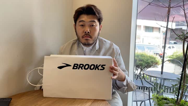 キム・ギバンのインスタグラム：「#제품협찬 . 브룩스런닝화~ 요즘 발이 조금 불편한 나에게.. 아주 좋은 선물!! 고마워요~짱편해!!짱이뻐!! . #언박싱할때설렘 #브룩스러닝 #brooksrunning  #화이트에디션 @brooksrunningkr . #아참마스크는주머니에당연히있어요」