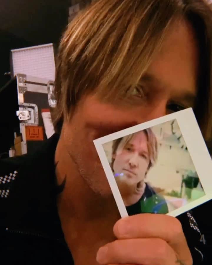 キース・アーバンのインスタグラム：「TONIGHT · POLAROID」