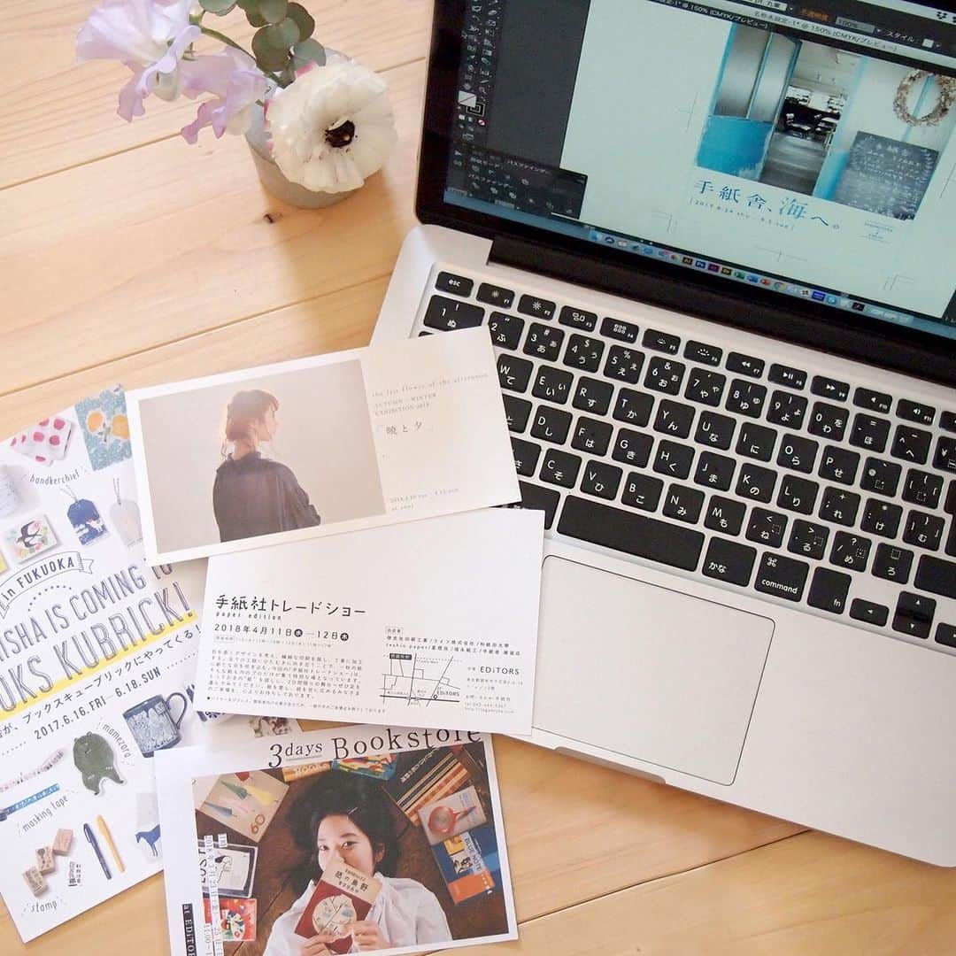 手紙社さんのインスタグラム写真 - (手紙社Instagram)「【「GOOD MEETING」明日からスタート！　4/24の番組紹介】﻿ こんばんは！　手紙社の上野です。﻿ ﻿ 最近は自宅で仕事をすることが多く、空いた時間には料理を楽しんだり、完全にお籠り生活を満喫しています（ちなみに昨日は餃子を大量に包みました）。それでも日中は無性に誰かの話し声が聞きたくなったりして、音楽よりラジオを聴く機会が増えたような気がします。﻿ ﻿ そんな“見えるラジオ”が明日から遂にスタートします。その名も「GOOD MEETING」！　一覧を開くとお分かりいただくように、どの日にち、どの時間も、錚々たるメンバーが生出演いたします。番組開始に向け、今まさに各出演者とナビゲーターが皆さまに楽しんでいただけるよう準備を進めておりますよ。﻿ ﻿ ここで復習も兼ねて、公式サイト「編集部だより」では、明日の番組を一挙にご紹介しております！　なにか新しいことをはじめてみたい、あの憧れの作り手に会いたい、誰かとまったり過ごしたい、理由はなんでも構いません！　誰かと、何かと、繋がってみたい。その些細な気持ちが重要なのです。まだご予約が可能な番組もありますので、ぜひ興味のあるものに参加してみてくださいね。﻿ ﻿ ▶︎詳しくは「@tegamisha」プロフィールのハイライト「GOOD MEETING」より公式サイトへ﻿ ﻿ ▶︎編集部だより「明日からスタート！　4/24の番組紹介」にて明日の番組を一挙ご紹介！﻿ ﻿ ◎GOOD MEETINGって何？﻿ 手紙社が敬愛する作り手やお店のオーナー、書き手やパフォーマー、あらゆるジャンルの気になる方々をナビゲーターにお迎えして、オンライン上で講座やワークショップ、部活動的な集い、暮らしにまつわる情報交換を行う場です。﻿ ﻿ #手紙社#手紙舎#tegamisha#GOODMEETING#グッドミーティング#ラジオ#北島勲#渡辺洋子#zoom#エクササイズ#google#googleドライブ#作家#本#ランチ会#チョコレート#chocolate#ひとり暮らし#はしもとみお#美術#デッサン#木彫#彫刻の家#こけし#カメラ #中田麻里絵#illustrator#Photoshop#夜ごはん会 #おやつ」4月23日 22時00分 - tegamisha