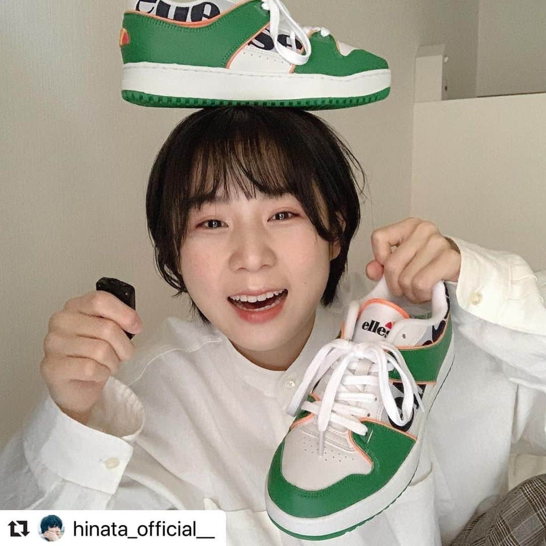 アトモスガールズ/atmos girlsさんのインスタグラム写真 - (アトモスガールズ/atmos girlsInstagram)「#Repost 📸by @hinata_official__ ・・・ NEW KICKS👟 初エレッセスニーカー。かんわいいいいい🥺💕💕💕 スポーティなソックス欲しくなった🧦 . シャツ：#victimandco パンツ：#SOBER スニーカー ↓ 👟#atmospink×#ellesse×#Reina Assist Low (¥11,000) . コーディネートはシンプルに。 このシャツもパンツもめっっちゃくちゃ良いんですよ。 また別コーデでもすぐ登場すると思います。へへへ☺️🌟 スニーカー、新品で綺麗から頭にも乗せるし布団の上でも履くし◎ . . #スニ女子会 #スニ女  #stayhomesneaker #stayhome #reinaqueenme #エレッセ #エレッセヘリテージ #ノーカラーシャツ #おうちコーデ #おうちファッション」4月23日 22時14分 - atmos_pink_official