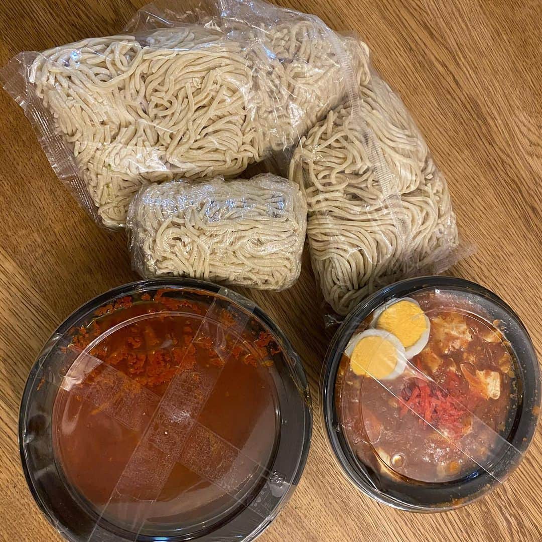 のインスタグラム：「・ ・ 外出自粛により悶々とする日々の中、 ・ 飲食のデリバリー、テイクアウトが充実してて、 ・ それを追うのが楽しい日々。 ・ そして遂に、、、 ・ あの蒙古タンメン中本さんの「北極ラーメン」が ・ テイクアウト出来ると聞き、早速買ってみました！！ ・ 実は僕、恐ろしいほどの汗かきで、 ・ 普通の「蒙古タンメン」でさえ身体中汗だくになり、 ・ 以来お店で中本のラーメンが食べられなかった人なのです… ・ なので、気になってた「北極ラーメン」は、 ・ 今日が人生初！！(カップ麺は何度か食べました) ・ 辛いのは得意ではないけど大好きな自分としては、 ・ 本当に本当に、念願であったのです。。 ・ せっかくなので「蒙古タンメン」にかけられる ・ 「麻婆豆腐」(蒙古丼ご飯抜き)と、替え玉麺もゲット！ ・ 僕がテイクアウトした目黒店は、茹で麺も生麺も買えます✨ ・ 初めての方はトッピングのスライス玉子(略してスラ玉) ・ がマストと聞いてたので、お家で作成。 ・ ちょっと多めの麺を3分で茹で上げ、 ・ 自前のラーメン丼に熱々にしたスープを流し込み、 ・ ささっと盛り付けを完成！もやし追加でもよかったかなあ。 ・ 頭にタオルを巻き、顔拭き用に更にタオルを持ち、 ・ いざ、初めての「北極ラーメン」へ！！ ・ ・ 結果、、、どうにか食べ切りました！！ ・ 結論から言って、今まで食べた辛いラーメンで、 ・ 一番の辛さでした。。。 ・ ただ麺の美味さ、辛みの中に潜むスープの旨味、 ・ 付け合わせの豚肉の安堵感…本当に素晴らしい味！！ ・ これはクセになる理由が分かります！ ・ 正直食べてる途中で箸が震え、耳が遠くなるレベルで ・ 何度も涙目になって食べたのですが、 ・ 食べ終わった後の達成感と爽快感は ・ 過去に食べたどの辛いラーメンよりも凄かったです… ・ 正直、ここまで辛いとは思わなかったけど、 ・ でも、、、また食べたい！そう思わせるラーメンでした！ ・ ただし、やっぱり店では食べられる気がしません(苦笑 ・ 外出自粛期間中だけなのかもしれませんが、 ・ もしよかったら、これからもテイクアウトを続けて欲しいです ・ たぶん僕と同じように辛いのが好きなのだけど、 ・ 店内で食べると身なりが気になるって方 ・ 結構居るんじゃないかなって思います。 ・ そんな人達のためにも、これからもぜひ続けてもらえたら嬉しい ・ それで、「家北極」で身体を慣らせたら、 ・ その時は念願の「店北極」を存分に堪能したいです！！！ ・ 美味かった！ごちそうさまです！！ ・ ・ #北極ラーメン #蒙古タンメン中本 #テイクアウト #おうち時間 #辛いの大好き #辛いの苦手 #辛いけど食べたい #汗かき #ラーメン #宅麺 #蒙古タンメン中本目黒店 #クラムボン #clammbon #ミト #ミトムボン #麺道」