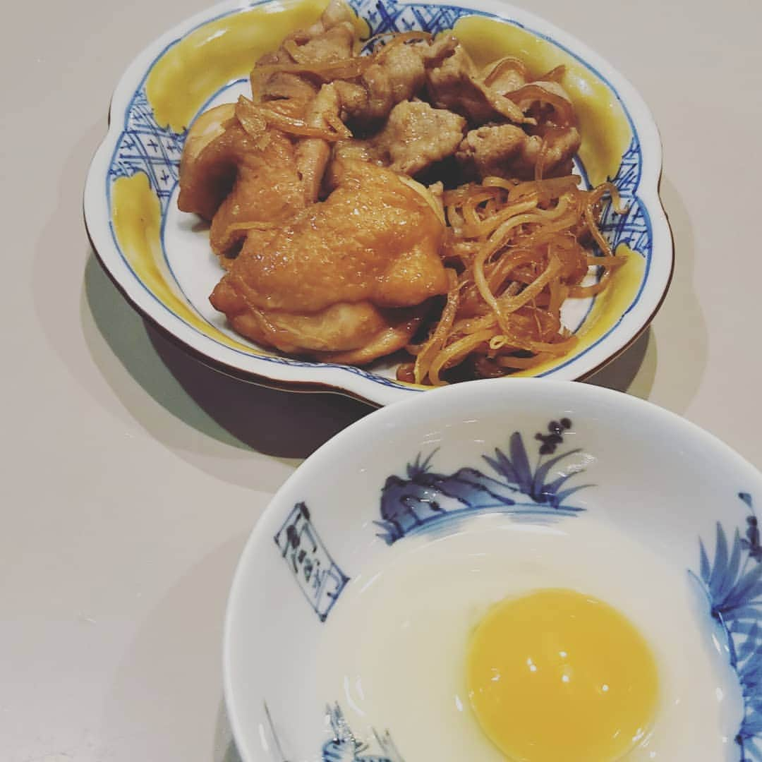 藤間勘十郎さんのインスタグラム写真 - (藤間勘十郎Instagram)「今日は鶏のすき焼き風にしました～他に作りおき五品‼️水菜のお浸し、糸こんにゃくの甘辛煮、モヤシナムル、こんにゃく煮、角煮🎵  さて料理男子は明日夜九時よりインスタライブをいたします‼️‼️‼️‼️‼️Wi-Fi環境整えたし‼️バッチリ‼️何なりとご質問にお答え致します🎵 #料理男子 #日本舞踊 #宗家藤間流 #藤間勘十郎 #インスタライブ」4月23日 22時19分 - kanjurofujima