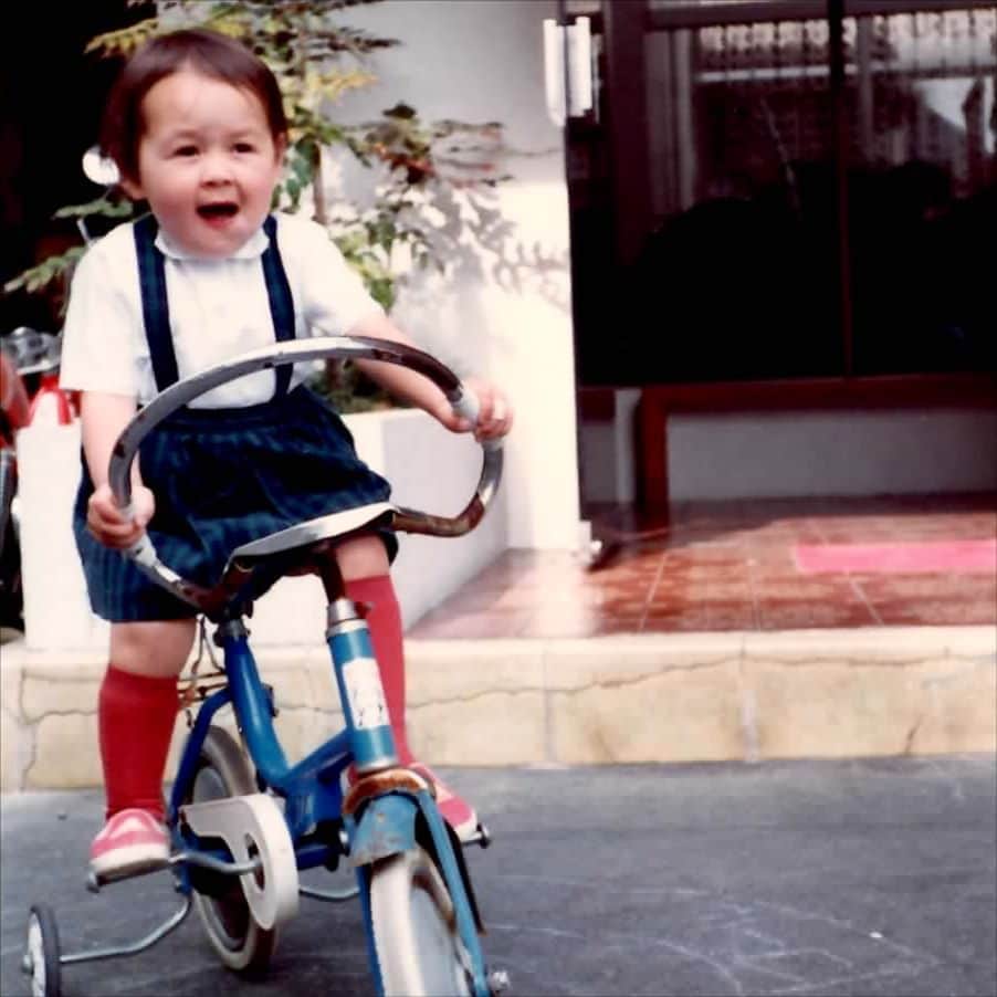 トムセン陽子さんのインスタグラム写真 - (トムセン陽子Instagram)「「ベリちゃん、トミーにそっくり！」って言われることが多くなってきたこの頃。 ベリとちょうど同じ3歳くらいのMe. . . . #どうでしょう #似てるかい #この頃からライダー #バイク乗りたい #すべてが落ち着いたら #バイクも乗るぜ #待ってろマッシヴ」4月23日 22時25分 - yokothomsen