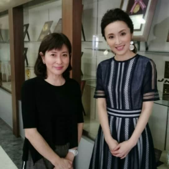 丹野みどりさんのインスタグラム写真 - (丹野みどりInstagram)「岡江久美子さんの訃報にふれ 衝撃で言葉が出ませんでした  4年前、 イベントの司会をさせて頂いた際 ゲストとしてご出演くださいました  イベント終了後、岡江さんが 『メイク落としちゃってるけど 写真、撮りましょう🎵』と。  女優さんなのにいいの？ と一瞬こちらが迷ったのも束の間、 それはそれは下の写真のとおり たいへんお美しいすっぴんで 至近距離で見惚れてしまう程でした。  お美しさもさることながら  とても気さくでお優しくて 短い時間でしたが お仕事をご一緒させて頂き とても嬉しかったことを覚えています  昨年末、乳がんの手術をされ 今年2月まで放射線治療を されていたとのこと。  その闘病でさえ たいへんだったでしょうに そこへきてこの新型コロナウィルス  きっと人一倍お気をつけて いらしたと思います  コロナが憎いです  無症状の人もいれば こうしてあっという間に 命を奪ってしまう…  私達から経済や穏やかな暮らしを奪い  安心の医療体制を脅かし  人々の心を歪めさせ  薬もワクチンもない中、 見えない敵と戦わなければなりません  私達に出来ること  それは  一刻も早く終息へ協力すること  すなわち  自分の行動で  巡り巡って  誰かの命を危機に陥れない  医療従事者の負担を減らす  私達一人一人にかかっているなと  悲しみの中、改めて思います  #岡江久美子さん#新型コロナウィルス#stayhome#私達にかかっている」4月23日 22時33分 - midorimarron