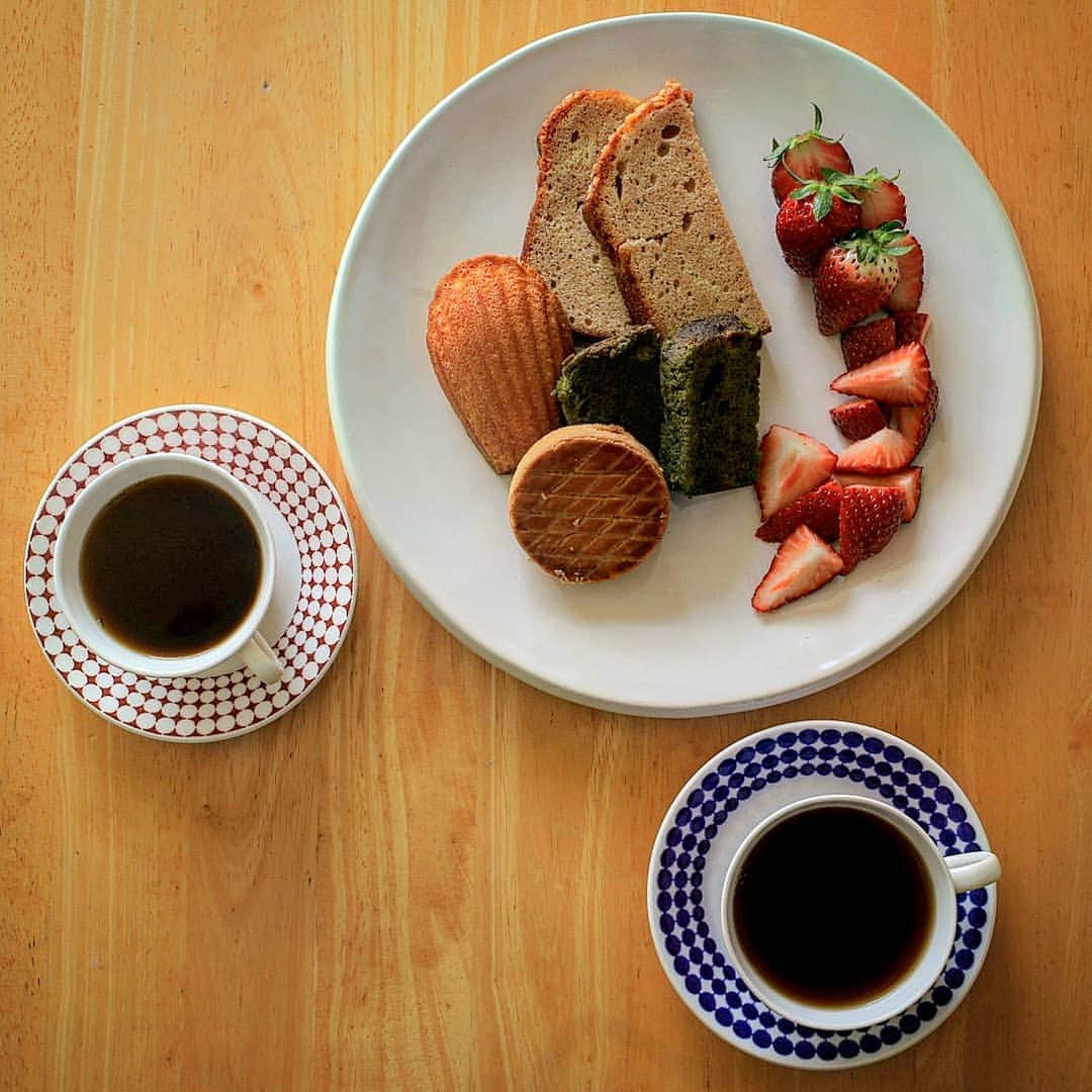 く～のインスタグラム：「おはようございます☀️ 自宅待機の私と 特別休暇の夫で コーヒータイムを☕ 色々焼菓子にイチゴも。  朝ドラ観て、今はスペースシャワーTVで懐かしい音楽聴いてます🎶 LINDBERGとか中西圭三とか懐かしいわ。カラオケ行きたいー。 #おうち時間 #おうち喫茶 #おうちカフェ #焼菓子 #パウンドケーキ #マドレーヌ #イチゴ #コーヒー #北欧食器 #グスタフスベリ #珈琲 #dessert #delicious #sweets #sweetooth #coffee #gustavsberg #poundcake #foodphotography #foodpic #coffeetime #igersjp #tokyocameraclub #yummyphoto #yummy」