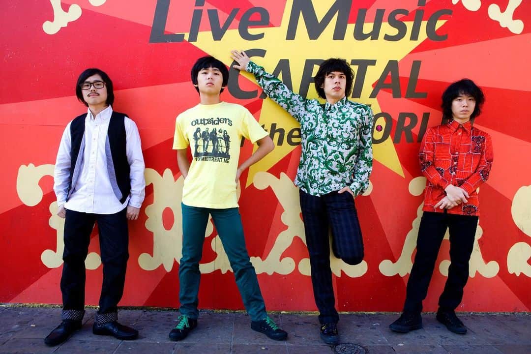 OKAMOTO’Sさんのインスタグラム写真 - (OKAMOTO’SInstagram)「Do you miss these OKAMOTO'S looks? Here is the band teaching Austin, TX about style at @sxsw in 2010. #TBT 😂 ➖➖➖➖➖➖➖➖➖➖➖➖➖➖➖ 19歳になって最初の写真＠アメリカSXSW、2010年3月」4月24日 9時22分 - okamotos_official