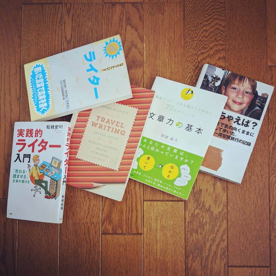 山下晃和さんのインスタグラム写真 - (山下晃和Instagram)「【BOOK】ブックカバーチャレンジ  7日もすると忘れるかもなので一発でいきます むしろ7冊でも7日間でもないけど  最近は電子書籍になってしまったり、図書館で借りるので、書棚から見つけるのがまぁまぁたいへんでした  なんとなく旅の本が多いような。  そして、1番最後の本を買っていただけると、山下もなんとか食いつないで生きていけます  深夜特急　と　旅する力　 沢木耕太郎さん  行かずに死ねるか！　シリーズ 石田ゆうすけさん  アタシはバイクで旅に出る　シリーズ 国井律子さん  旅々オートバイ 素樹文夫さん  マリファナ青春旅行記 麻枝光一さん  トラベルライターになるための本  中南米野球はなぜ強いのか 中島大輔さん  ガンジス河でバタフライ　シリーズ たかのてるこさん  インド旅行記 中谷美紀さん  How Google Works エリック　シュミットさん  あとは私が監修しました ゆるポタライフ 著者はイラストレーターのこいしゆうかさん  拙著 自転車ロングツーリング入門 〜荷物を積んで自転車旅へ〜 （実業之日本社）  WAREHOUSEの豪腕投手で野球の生き字引こと @masakifujiki　さんから 受け取りました  #bookcoverchallenge #day1 #day2 #day3 #day4 #day5 #day6 #day7  7日間のブックカバーチャレンジとは、読書文化の普及に貢献するためのチャレンジで、参加方法は好きな本を1日1冊、7日間投稿するというもの。本についての説明なしに表紙だけの画像をアップして、毎日1人のFB、Instagram友達を招待してこのチャレンジに参加していただくようお願いします、だそうです。  このバトンを モデル事務所BARK所属の 七野李冴さんに @risaaxoxo  お渡しします  #本 #book #印税 #ありがとうございます #トラベルライター #本当はモデル #でも書く仕事も好きです #キャンプについても書きます #アウトドアウエアについても #登山靴とトレランシューズと野球のスパイクは得意分野です #アウトドアショップでアルバイトしていたこともあって #スポーツトレーナーとしてオンラインコーチングもやっています #大学で外国語学んでおりまして #トラベルジャーナル旅行専門学校 #夜学でダブルスクールしてました #観光業界のことをむしろ専門で学んでいたのでした」4月24日 8時08分 - travel_akikazoo
