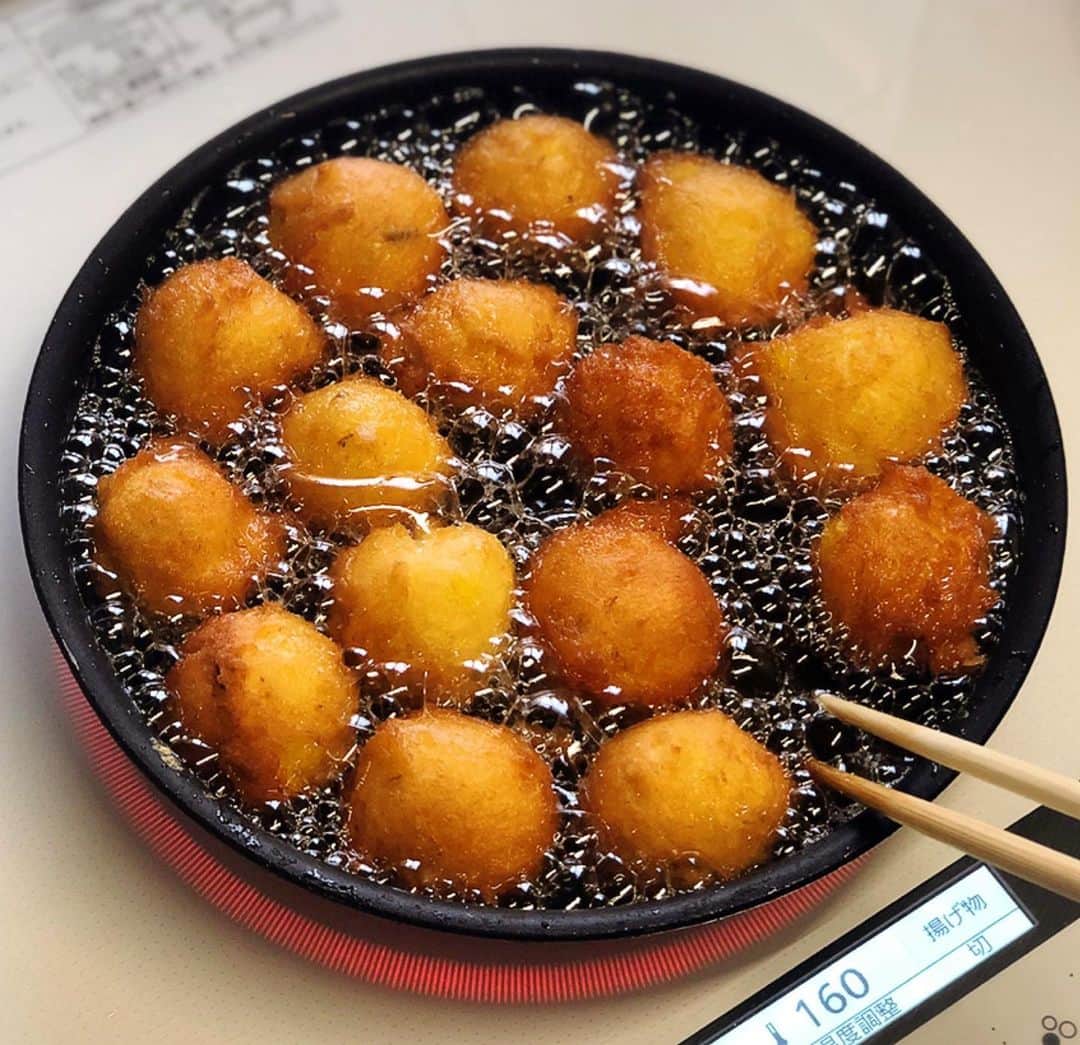 Mizuki【料理ブロガー・簡単レシピ】さんのインスタグラム写真 - (Mizuki【料理ブロガー・簡単レシピ】Instagram)「・﻿ 【レシピ】ーーーーーーーー﻿ ホットケーキミックスで！﻿ ♡超簡単バナナドーナツ♡﻿ ーーーーーーーーーーーーー﻿ ﻿ ﻿ おはようございます(*^^*)﻿ ﻿ 今日ご紹介させていただくのは﻿ おやつにぴったりのホケミドーナツ♡﻿ #シュガードーナツm をアレンジして﻿ バナナドーナツを作りました♩﻿ バナナの優しい味わいで﻿ 食べ飽きないおいしさですよ♡﻿ ﻿ こちらも少ない材料でできるので﻿ よかったらお試し下さいね(*´艸`)﻿ #自家製ホットケーキミックスm ﻿ ﻿ ﻿ ーーーーーーーーーーーーーーーーーーーー﻿ 【15個くらい】﻿ ホットケーキミックス...150g﻿ バナナ...1本(皮付き130g)﻿ 卵...1個﻿ サラダ油...適量﻿ ﻿ 1.ボウルにバナナを入れ、フォークでペースト状に潰す。卵を加えて混ぜ、最後にホットケーキミックスも加えて混ぜる。﻿ 2.フライパンに1cmのサラダ油を入れて160度に熱し、1の生地をスプーンで(3cm大に)すくって落とし入れる。転がしながら約5分、色よく揚げて油を切る。﻿ ーーーーーーーーーーーーーーーーーーーー﻿ ﻿ ﻿ 《ポイント》﻿ ♦︎バナナの大きさ、ホットケーキミックスの種類(自家製ホケミ含む)により生地がまとまらない場合は、牛乳を少し足せばOK♩﻿ ♦︎お好みでチョコシロップや砂糖、きな粉をまぶしても美味しいです♩﻿ ﻿ ﻿ ﻿ ﻿ ﻿ ＿＿＿＿＿＿＿＿＿＿＿＿＿＿＿＿＿﻿ ＿＿＿＿＿＿＿＿＿＿＿＿＿＿＿＿＿﻿ 🎀発売中🎀﻿ 【#ホットケーキミックスのお菓子 】﻿ ﻿ 一冊まるっとホケミスイーツ♩﻿ 普段のおやつから﻿ 特別な日にも使えるレシピを﻿ この一冊に詰め込みました(*^^*)﻿ ホットケーキミックスを使えば﻿ 簡単に本格的なお菓子が作れますよ♡﻿ ﻿ 🔹ハイライト、ストーリーに﻿ リンクを貼っています🔹﻿ ＿＿＿＿＿＿＿＿＿＿＿＿＿＿＿＿＿﻿ ＿＿＿＿＿＿＿＿＿＿＿＿＿＿＿＿＿﻿ ﻿ ﻿ ﻿ ＿＿＿＿＿＿＿＿＿＿＿＿＿＿＿＿＿＿＿﻿ 📕\ \ 新刊発売中 / /📕﻿ 簡単・時短！ 毎日のごはんがラクになる﻿ ✨🦋 【 #Mizukiの今どき和食 】🦋✨﻿ ＿＿＿＿＿＿＿＿＿＿＿＿＿＿＿＿＿＿＿﻿ ﻿ なるべく少ない材料で﻿ 手間も時間も省きながら﻿ 簡単にできるおいしい和食レシピ♩﻿ 簡単に失敗なくマスターできる一冊で﻿ もっと気軽に、カジュアルに﻿ 和食を楽しんで下さいね(*^^*)﻿ ﻿ ﻿ ーーー ⭐️PART.1 メインおかず ⭐️ーーー﻿ 素材別にレシピをご紹介しています♩﻿ 和食の定番から新定番まで﻿ どれも押さえておきたいメニューばかり。﻿ 肉じゃがはフライパンで！焼き豚はレンジで！﻿ ぶり大根は切り身を使って手軽に作ります♩﻿ ﻿ ーーー ☘️PART.2 サブおかず ☘️ーーー﻿ 年中手に入るお手頃野菜と﻿ 乾物や大豆、こんにゃくなどを使った﻿ 副菜レシピをたっぷり掲載！！﻿ 普段SNSではメインおかずばかりなので﻿ 本では副菜にも力を入れています(*^^*)﻿ ﻿ ーーー 🌸PART.3 ごはんと汁物 🌸ーーー﻿ ささっと作れる丼と麺、﻿ みんなで食べたいいなり寿司や﻿ 手巻きごはんもご紹介！﻿ 複数の炊き込みごはんと﻿ 味噌汁&和風スープも盛りだくさん！﻿ ﻿ ﻿ 各レシピのポイントは﻿ 【写真付きで丁寧に解説】﻿ 副菜レシピもたっぷりなので﻿ 【メインページに副菜メモもつけました】﻿ ＊このメインにはこの副菜が合いますよ〜﻿ という献立の提案です(*^^*)﻿ 【その他コラムも充実】﻿ 全127品中ほぼ全て﻿ 【本だけのレシピです！】﻿ ﻿ ＿＿＿＿＿＿＿＿＿＿＿＿＿＿＿＿＿＿＿﻿ ﻿ ⭐️ストーリー、ハイライト、プロフ画面に﻿ 本のURLを貼らせていただいております♩﻿ →(@mizuki_31cafe )﻿ ﻿ ＿＿＿＿＿＿＿＿＿＿＿＿＿＿＿＿＿＿＿﻿ ﻿ ﻿ ﻿ ﻿ #バナナ#ホットケーキミックス#おやつ#ドーナツ#節約#うちで過ごそう#おうち時間#Mizuki#簡単レシピ#時短レシピ#節約レシピ#料理#レシピ#フーディーテーブル#おうちごはん#おうちカフェ#デリスタグラマー#料理好きな人と繋がりたい#料理ブロガー#おうちごはんlover#foodpic#follow#cooking#lin_stagrammer#stayhome#ホケミバナナドーナツm」4月24日 8時05分 - mizuki_31cafe
