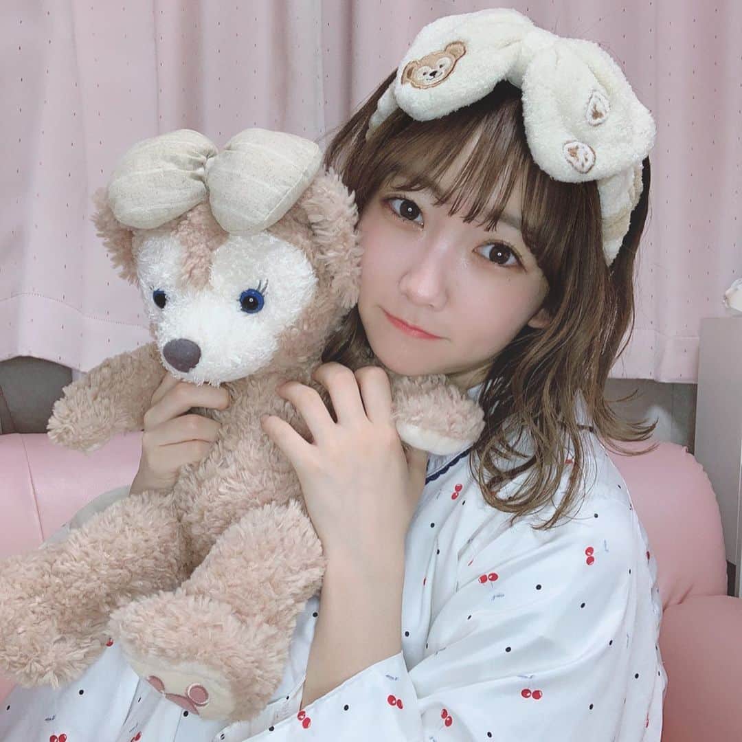夏川愛実のインスタグラム：「﻿ おはようございます😊💓﻿ 気分は夢の国（´-`）.｡oO﻿ ﻿ 金曜日！﻿ 今日もいちにち頑張って生きるぞー！🔥﻿ ﻿ #おうち時間#パジャマ#ルームウェア﻿ #ダッフィー#ヘアバンド#ぬいぐるみ #disney#夢の国#いきたい#🥺#自粛生活 ﻿」
