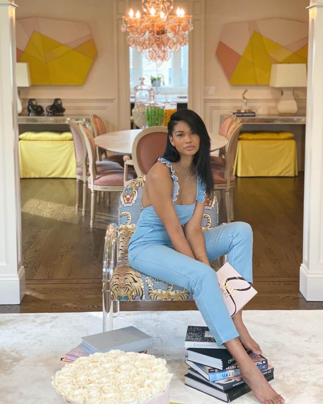 シャネル・イマンのインスタグラム：「At Home with nothing but time 💙👖 @revolve #revolvearoundthehouse」
