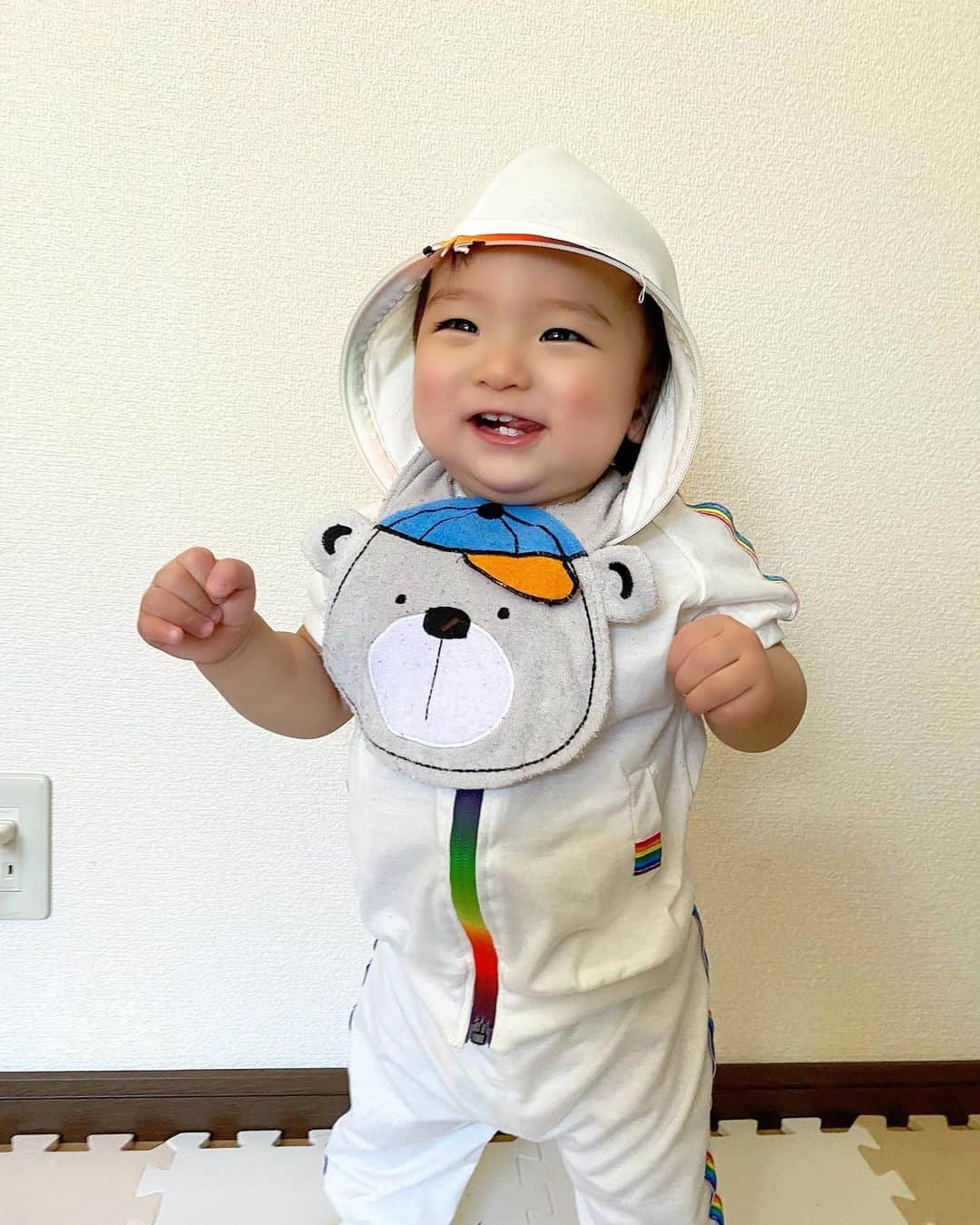 Momoeのインスタグラム：「おれもう1人で立てるぜ🧸‼️ . #スタイの毛玉とフードから出てる糸気になりません？ . . #happy #男の子ベビー #赤ちゃんのいる生活 #赤ちゃん #baby #family #家族 #0歳 #成長記録 #育児記録 #boy #育児 #smile #男の子 #息子 #code #love #kids #子供 #thankyou #宝物 #ベビー #fashion #follow #boy #パパ #ママ #ママ友 #家族写真　#11ヶ月」