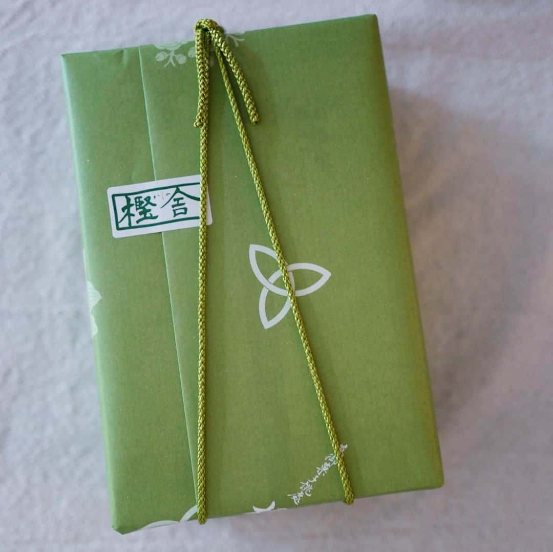 行方 久子 Hisako Namekataさんのインスタグラム写真 - (行方 久子 Hisako NamekataInstagram)「. 奈良の萬御菓子誂處 樫舎さんから生菓子をお取り寄せ🌿  以前ものすごーく美味しい葛きりをいただいて以来、 奈良を訪れると必ず立ち寄るお店。  今なら生菓子のセットを配送してくれるとのことで💜  この後、このグレーの手はお饅頭の皮をすこしだけかすめていきました😂」4月24日 8時13分 - hisakonamekata