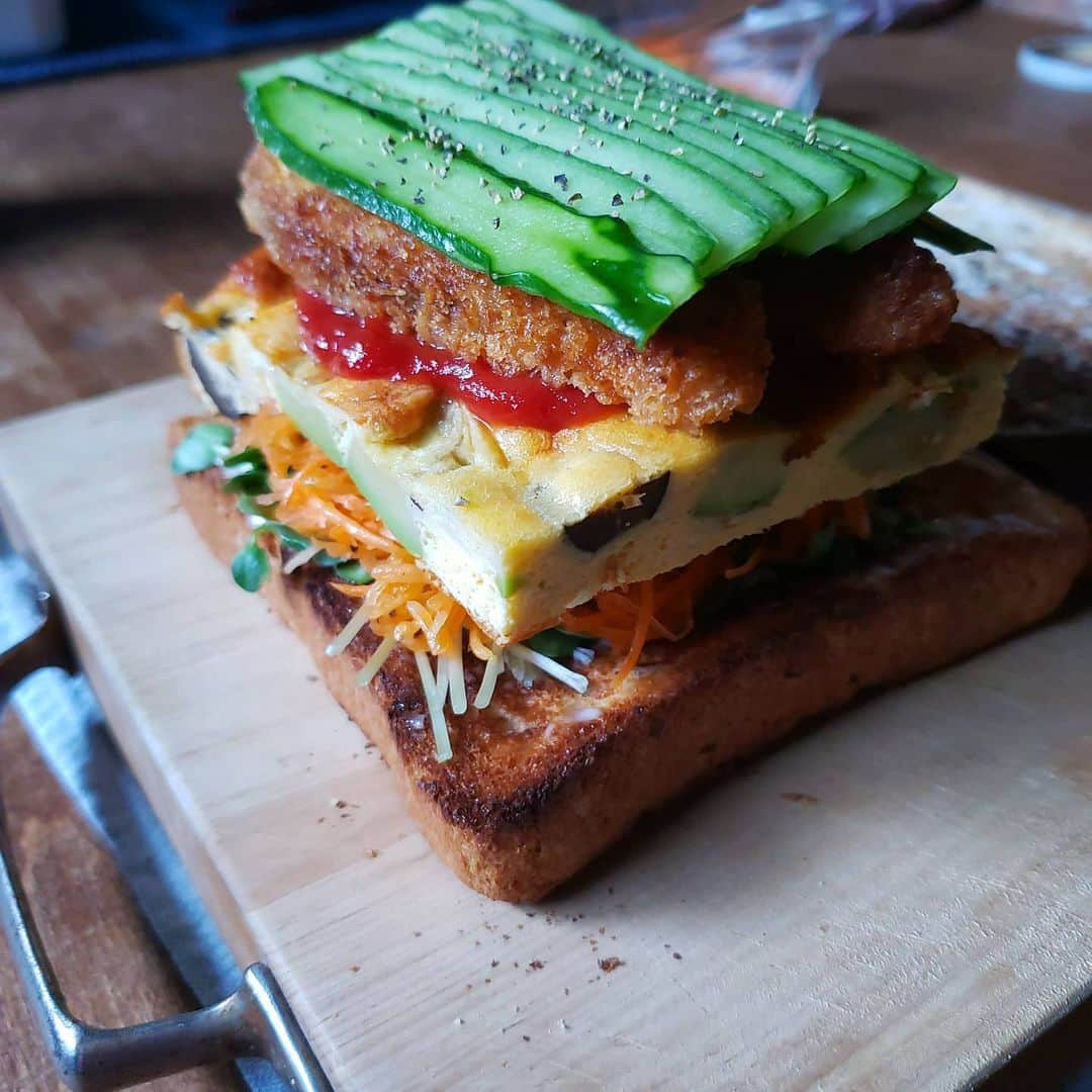 tamiさんのインスタグラム写真 - (tamiInstagram)「* 木、金曜日弁当。 * 🥪アボカドと黒オリーブのフリッタータ、魚フライ、人参、きゅうり、かいわれ大根。 🍱チリ唐たまご丼  フリッタータの断面で、アボカドとオリーブがほとんど見えてないのが無念であります。 * がんばれ金曜日～！ #tami弁  #お弁当#bento#lunchbox #サンドイッチ#sandwich #ランチ#ごはん#昼食#わっぱ弁当 #断面フェチ#萌え断」4月24日 8時15分 - tami_73