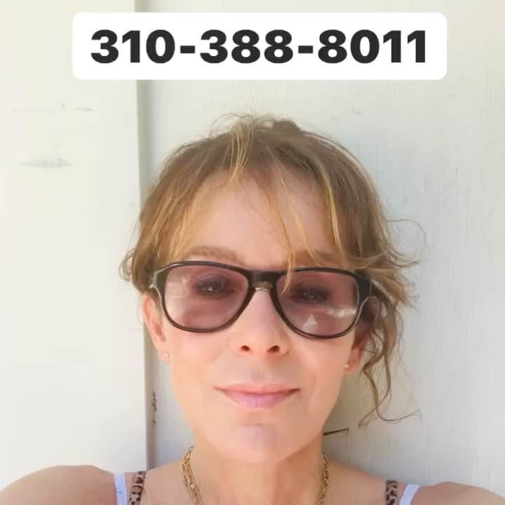 ジェニファー・グレイのインスタグラム：「hi everybody! hope you’re staying home, i know I’ve been quiet but tomorrow  night, lionsgate is doing a free screening of dirty dancing  and i thought it could be fun for us to text during the movie. Seriously, text me, this is my number 310-388-8011 @lionsgate @dirtydancingmovie #LionsgateLIVE”」