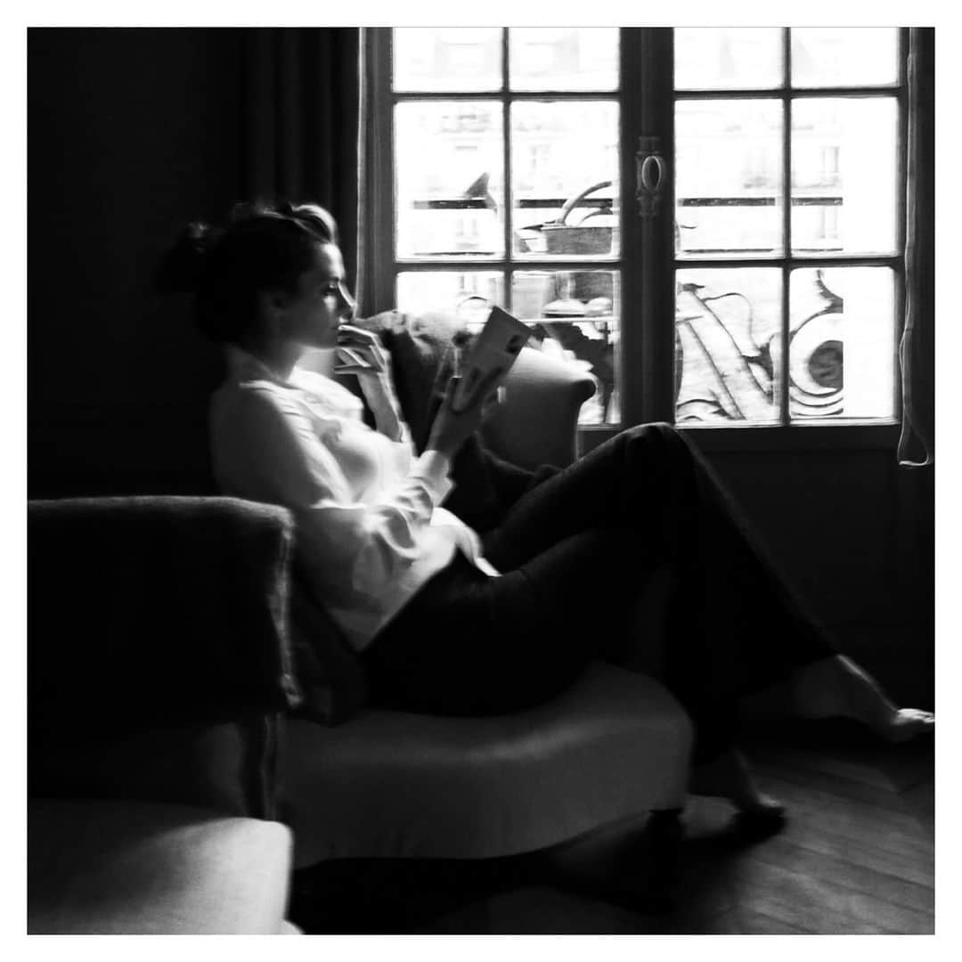 スタナ・カティックさんのインスタグラム写真 - (スタナ・カティックInstagram)「#WorldBookDay ... what’re you reading? 💋」4月24日 8時32分 - drstanakatic