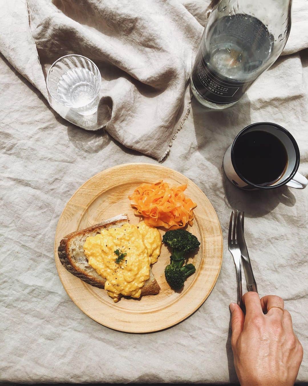 陣内勇人さんのインスタグラム写真 - (陣内勇人Instagram)「. 今朝は @thebake.boozys 看板商品 カンパーニュに チーズ入りとろっとろの卵をオン。  キャロットラペは @rustico_kobe でtakeout (味も食感も完璧すぎる。弟子入りしたい。  ブロッコリーは軽く炒めて  #breakfast #thebake #rustico #kobe」4月24日 8時43分 - hayato.jinnouchi