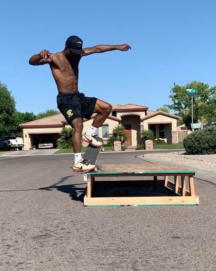 ダショーン・ジョーダンのインスタグラム：「🌏❤️☀️ 🤳🏼 @xavierrazoo  #builtmyfirsthomemadebox」