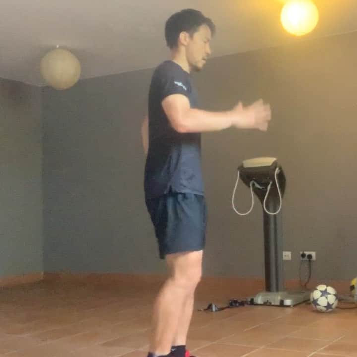 岡崎慎司のインスタグラム：「Training video day 30  松井大輔さんから熱男リレーが回ってきました。 体幹トレーニングからの熱男です。 スペインは緊急事態宣言から４０日経過してます！日本でもみなさん不安な日々が続いてると思いますが、適度な運動など出来る範囲で気分転換して下さい。こういう時こそみんなで力を合わせて乗り切りましょう💪💪 次は清水エスパルスの立田悠悟に回します！！ #熱男リレー #毎日色んな種目をチャレンジしよう。 #立田悠悟頼んだ #あえてさっぱりした熱男バージョン #コロナと戦う全ての方に感謝」