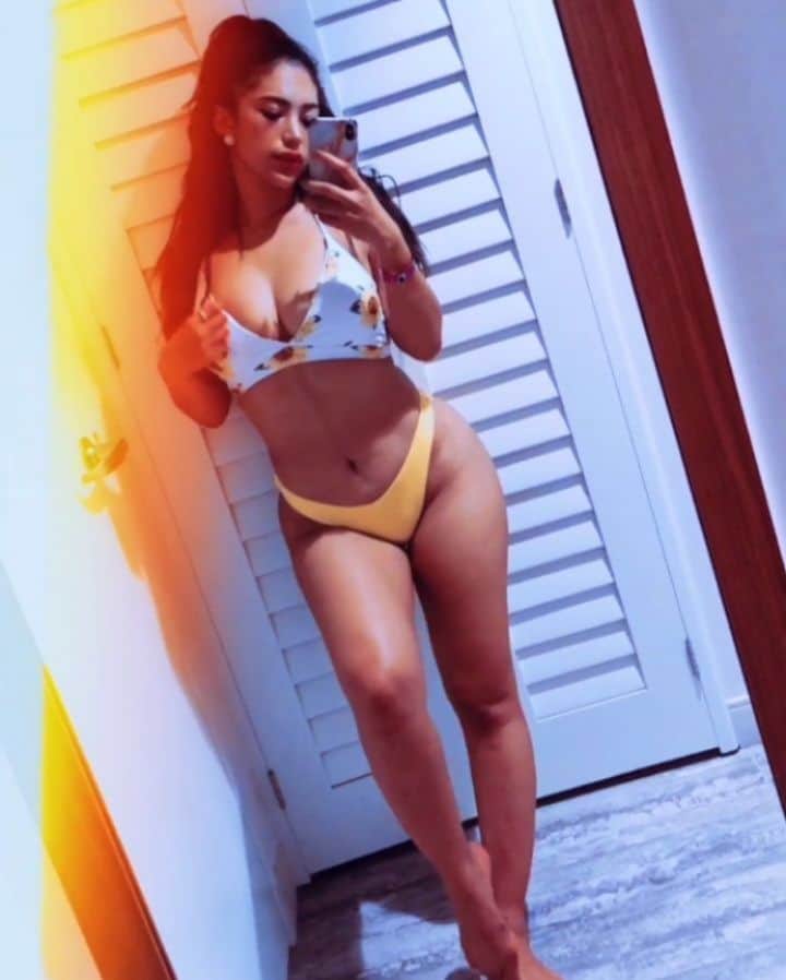 ユリサのインスタグラム：「2020 VS 2014 プラス18キロで二の腕と太ももは2倍ぐらいになったのに、おっぱいはあんまり変わらないというミステリー！笑 昔着てた服は何一つ入らなくなったけど、あの頃よりずっと自分の身体を愛せるようになりました◡̈✨ I’ve gained good healthy weight (...40 lb😛) over the last couple years but I’m getting so much more comfortable and confident in my body🌟」