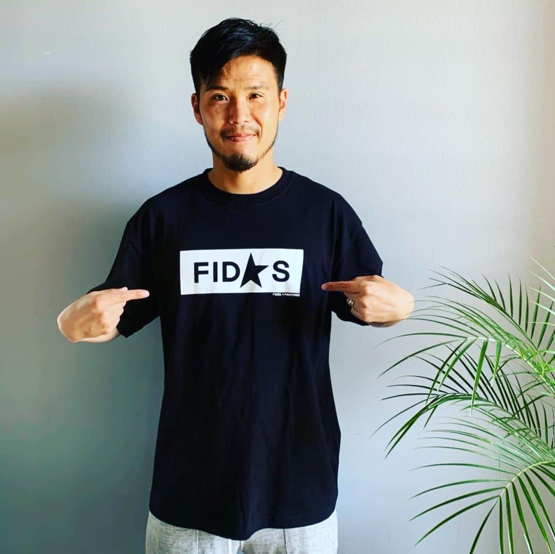 のインスタグラム：「いつもお世話になってる@fides_japan さんの明日発売のTシャツだよー！ ※FIDES×FIRSTORDERさんのコラボです！ あと、もう発売されてると思いますがメッシュのバック！スーパーなどレジ袋が有料化されるのでこの機会に是非！金井家は買い物はこれ使ってます！ #FIDES #FIRSTORDER  #テルさんお世話になります」