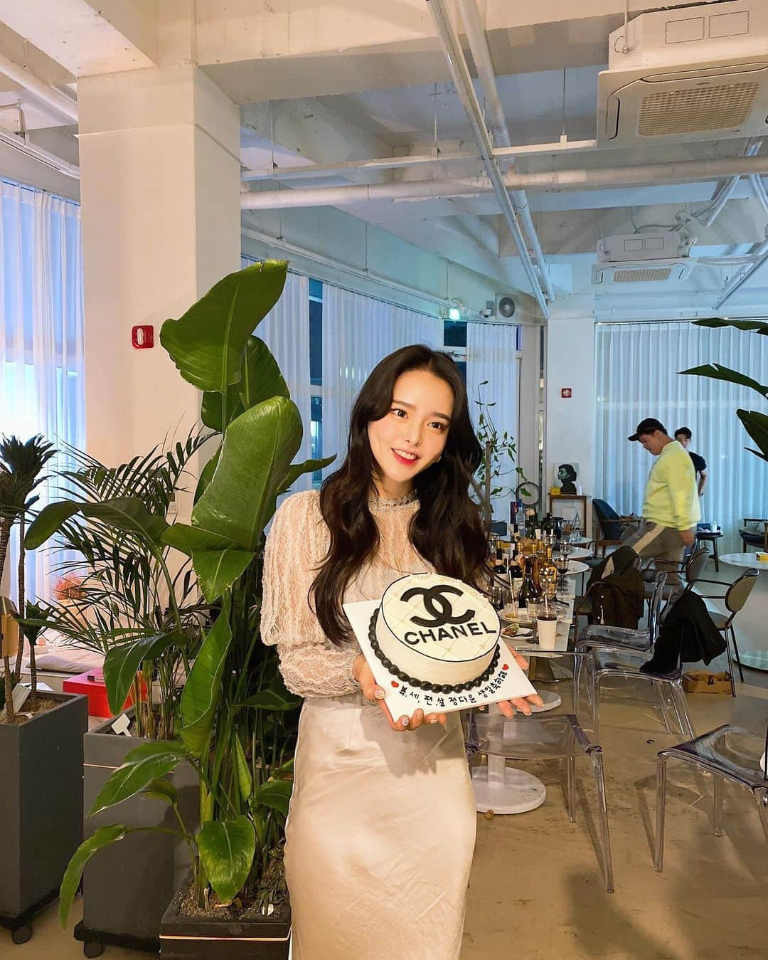 ダユンさんのインスタグラム写真 - (ダユンInstagram)「처음으로 해보는 생일파티 🎂♥️ 다들 와줘서 너무 고마워요 ♥️♥️ #happybirthdaytome . . #줄로그 #카페옳음」4月24日 0時25分 - 2__yun__2