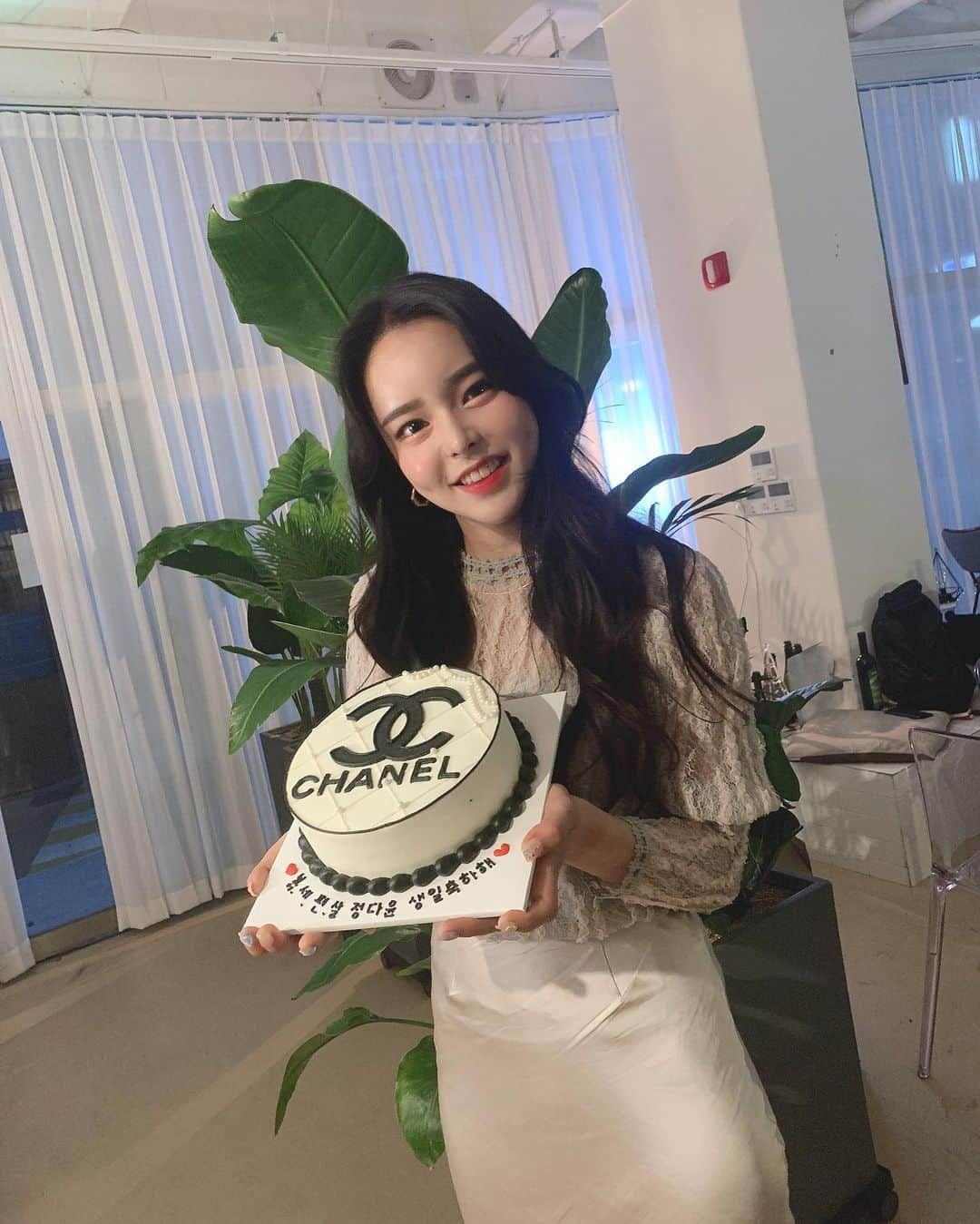 ダユンさんのインスタグラム写真 - (ダユンInstagram)「처음으로 해보는 생일파티 🎂♥️ 다들 와줘서 너무 고마워요 ♥️♥️ #happybirthdaytome . . #줄로그 #카페옳음」4月24日 0時25分 - 2__yun__2