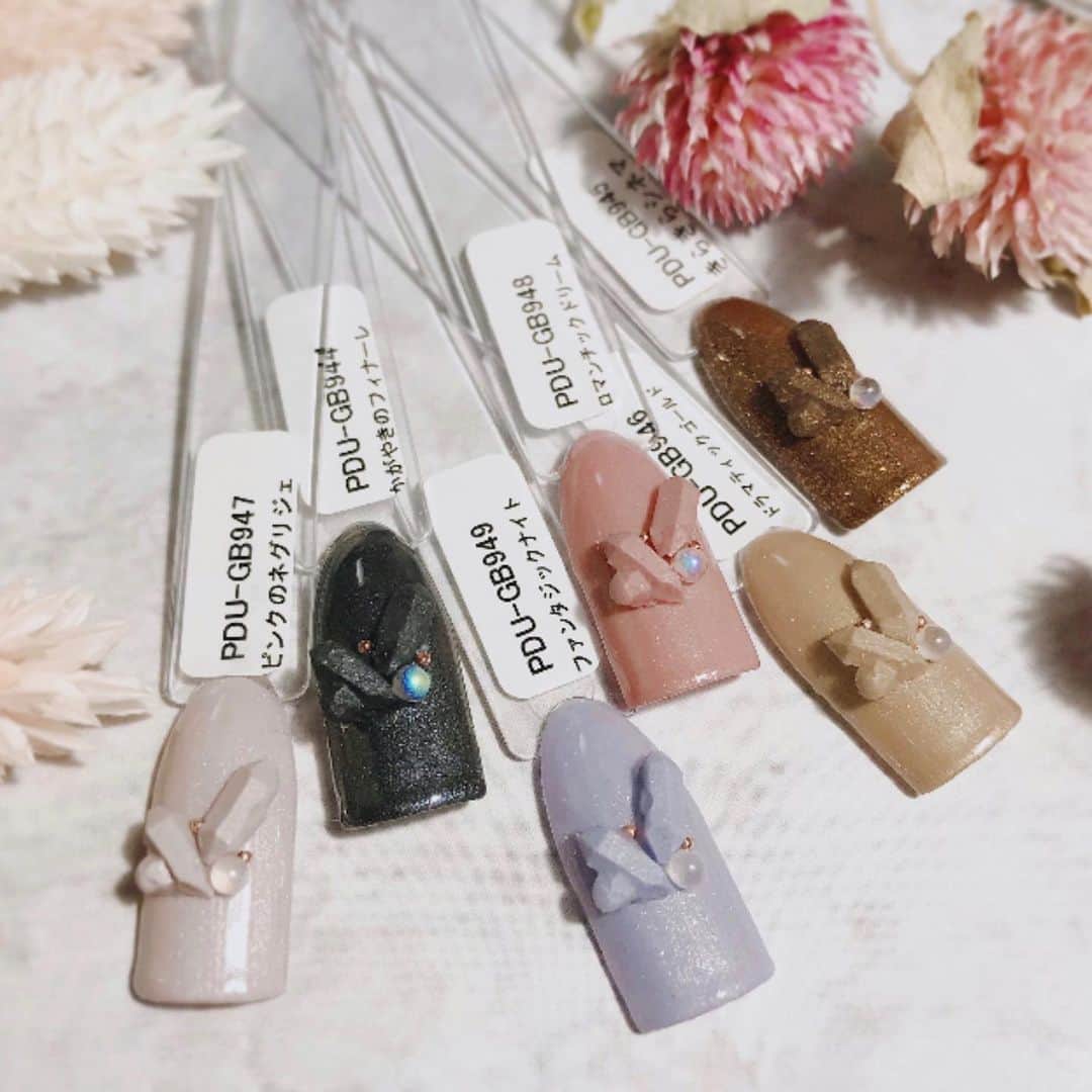 なかやまちえこのインスタグラム：「PREGELのPremDoll MUSE新色です✨⠀ いつも可愛い#ブライス コラボカラーは今回は#微粒子ラメ が入ったとっても可愛い#大人カラー たちです✨✨⠀ #nail #nails #nailart #ネイル #美甲 #ネイルアート  #japanesenailart #manucure #japanesenails #manicurist #gelnails #أظافر #네일아트 #미용 #vẽmóng #ngườiđẹp  #เพ้นท์เล็บ #искусствоногтя #artedeuñas #เพ้นท์เล็บเจล #ジェルネイルデザイン #ネイルデザイン #senikuku #nagelkunst @pregelofficial」
