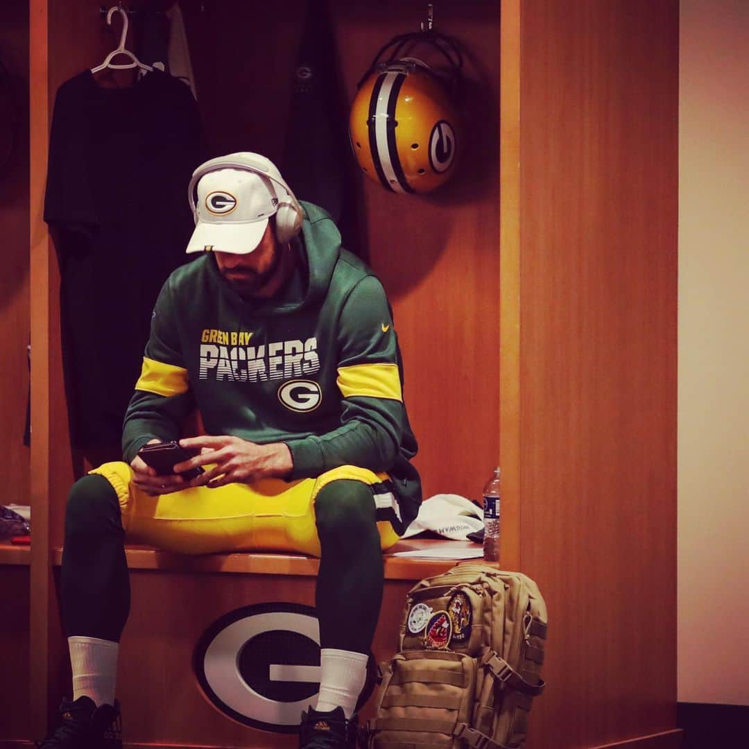 アーロン・ロジャースさんのインスタグラム写真 - (アーロン・ロジャースInstagram)「Football on the mind. There’s nothing like game day at Lambeau, ❤️if you agree 💪🏼💯🤙🏼 #lambeaufield #hopeforaseason #teambose #boseheadphones @bose @packers」4月24日 0時37分 - aaronrodgers12