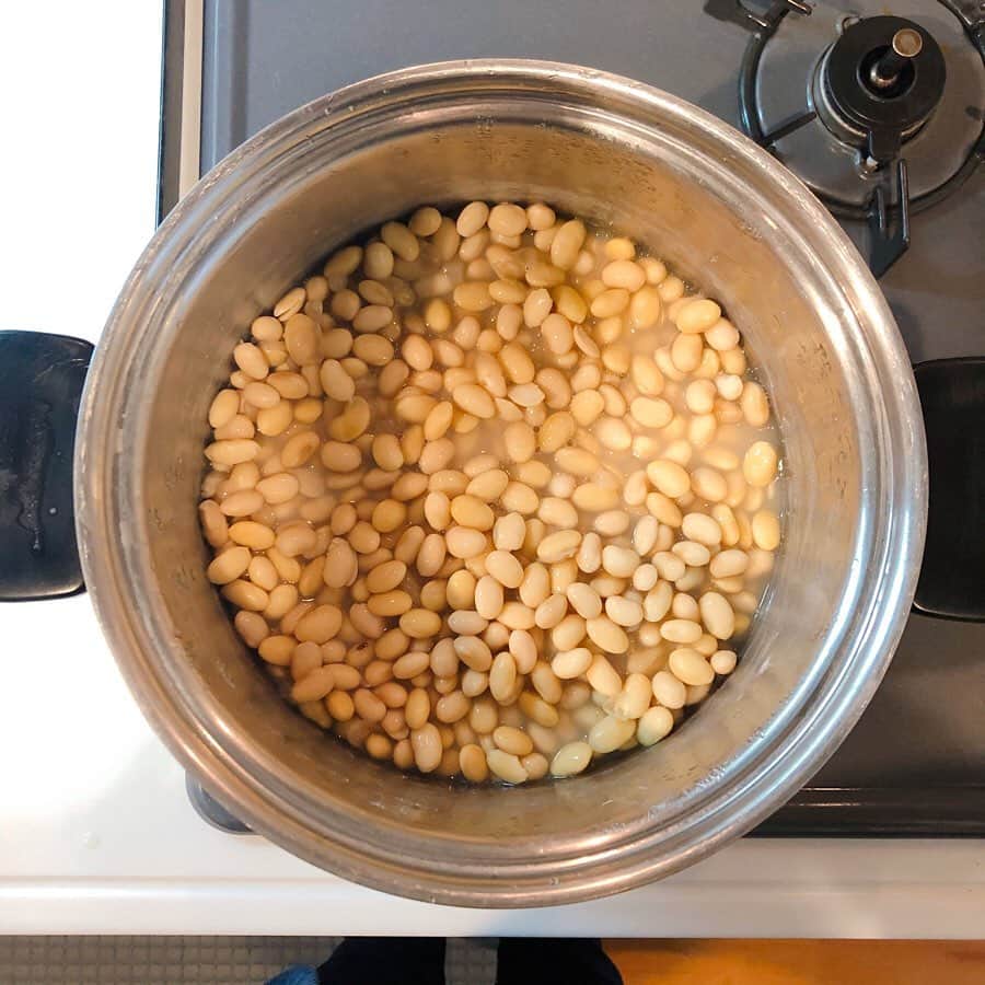 山本浩未さんのインスタグラム写真 - (山本浩未Instagram)「《おこもり中いろいろ試してます⑤》 台所に食べそこねてる食材ってのがけっこうあるのでそれらを片付ける。 まずは大豆。小豆とか豆はただ茹でて冷凍しとくとなにかと便利。今回は茹でた大豆を切り干し大根と一緒に酢漬けにしてみた。酢ときび砂糖だけ。なかなか美味😋　 そして、大豆の茹で汁はお味噌汁に。ほのかな甘みととろみでこらまた美味😋　 #食のサスティナビリティ  #豆好き #切り干し大根好き #お酢好き #こだま食品 #浩未ゴハン」4月24日 1時00分 - hiromicoy