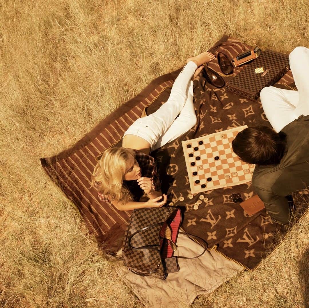 ルイ・ヴィトンさんのインスタグラム写真 - (ルイ・ヴィトンInstagram)「Taking time to relax. Carter Smith captures a moment of repose while on his photographic safari for #LouisVuitton's 2010 edition of the #SpiritofTravel campaign.」4月24日 1時00分 - louisvuitton