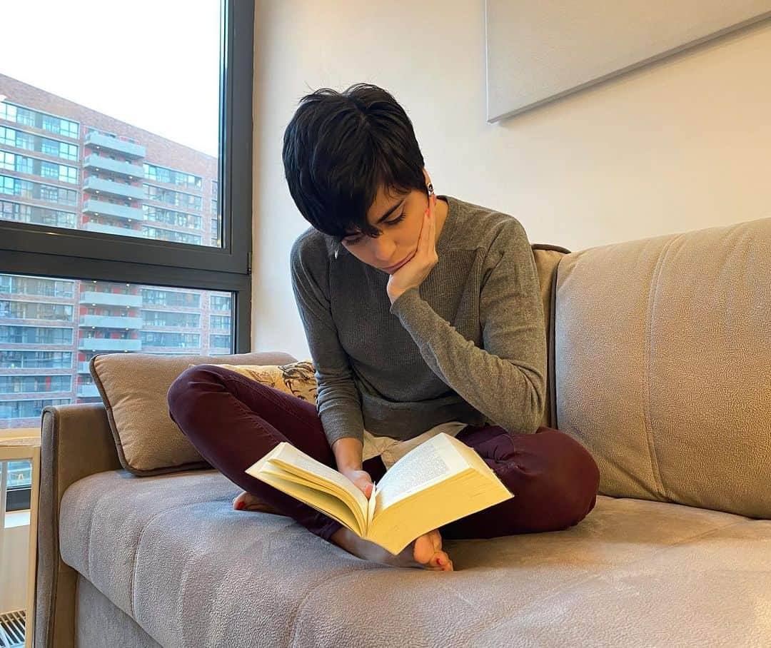 サラ・ウルタドさんのインスタグラム写真 - (サラ・ウルタドInstagram)「Día sí, día también...📖 #felizdiadellibro ✨. . . . 🤲🏻Entre mis manos: Tan poca vida de Hanya Yanagihara. Tremendamente vivo, emocionalmente crudo y quizá no apto para los que andan de bajonazo estos días... Eso sí, maravillosamente escrito. . . . #mirincon #confinaleo #leer #viajar #sentir #expresar #emocionar #tanpocavida #diadellibro #santjordi」4月24日 1時03分 - sarasobrehielo