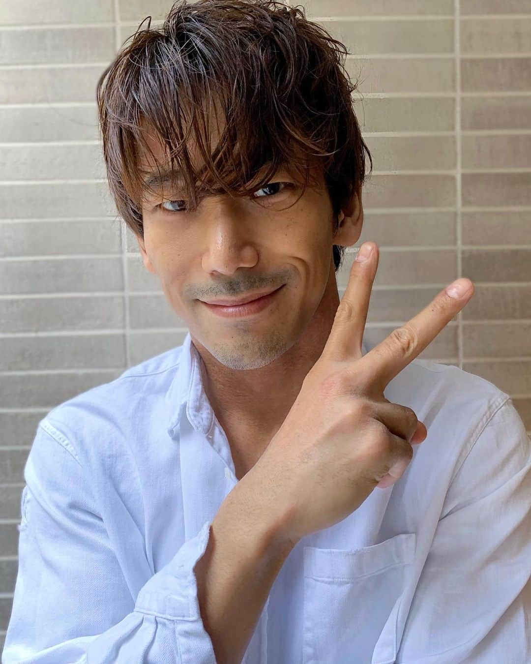 小林直己さんのインスタグラム写真 - (小林直己Instagram)「前髪、めちゃ伸びた。✌️👱‍♂️ Peace ✌️ . #EXILE#三代目JSOULBROTHERS#三代目JSOULBROTHERSfromEXILETRIBE#三代目JSB#三代目#3jsb#Idh#小林直己#直己#NaokiKobayashi#stayhome#stayathome #おうちにいることがヒーロー#うちで過ごそう#hair#髪 . #よぉし#みんなに優しくなろうっと#前髪も伸びたことだし#三代目ラジオコラボ」4月24日 1時22分 - naokikobayashi_works