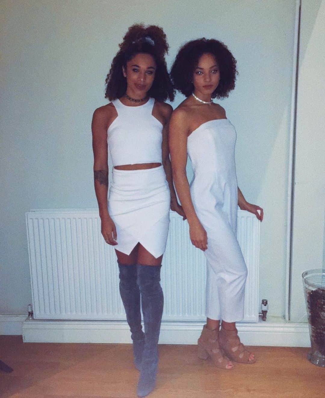 ジョディ・ウィリアムズのインスタグラム：「happiest of birthdays smoosh face @hannahlucywilliams 🧚🏽‍♀️✨🎊 🦦🎉⚡️here’s to more trouble making, adventure seeking, world travelling && people avoiding (meep) 🤟🏽✌🏽」