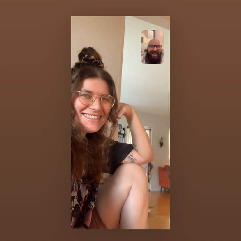 ベスト・コーストのインスタグラム：「LOOK HOW HAPPY I AM!!!! to talk about PUNK! ⁣ ⁣ thanks @leftfordamian for having me on @turnedoutapunk. was so much fun to chat with an old friend about a genre that defined me and the many fun stops I’ve made on my candy land board of music. DIY is such an important part of my story and the story of Best Coast and how @bobb_brujo and I met and it was so much fun to talk about that on this here podcast. Link in bio or look it up where ever you get your podcasts 🤘🏼🤘🏼🤘🏼」