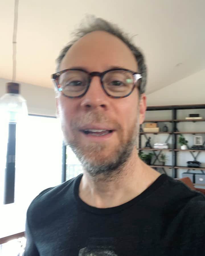 ケヴィン・サスマンのインスタグラム：「Reading to kids today!  1 PM Pacific  Afterschoolvillage.com/shelter-in-place」