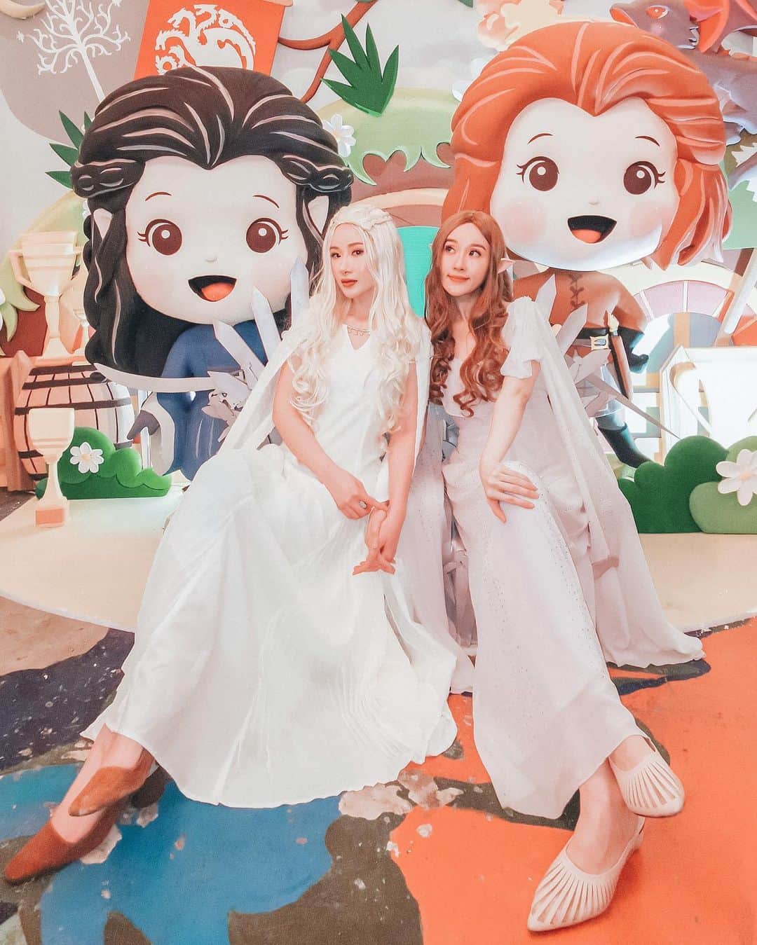ジェシカ・ヤマダのインスタグラム：「Happy happy birthday, The Arwen to my Arya, The Elle to my Jess, Queen Dany a.k.a. #KhELeesi 🔥🐉 Here’s to many more fun role playing in the futureee! 🍻😜 Love you soooooo much, my forever baby sis @elleyamada!!! 🐥😙🤗🎂 . #elleandjess #jessshares #GOTxLOTR」