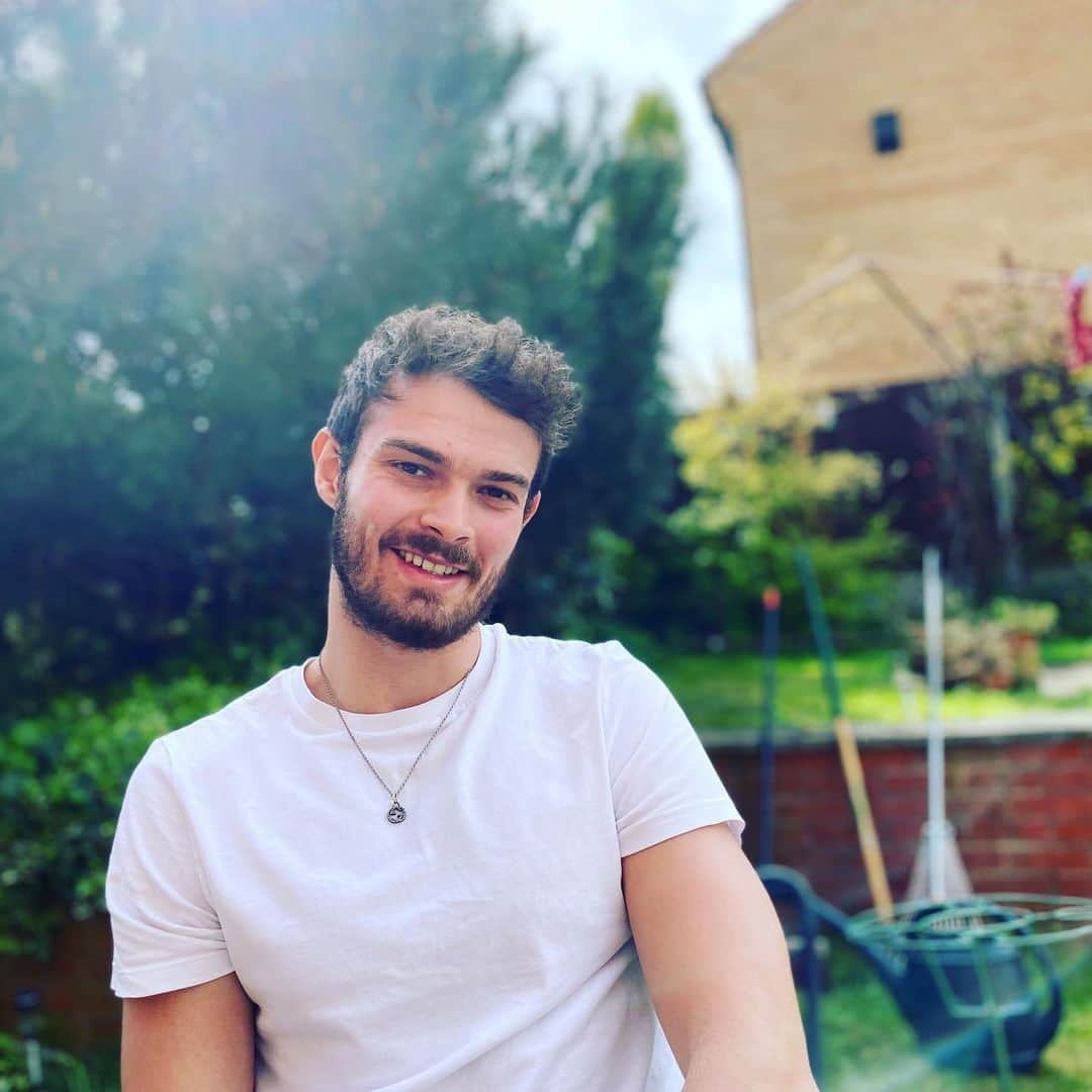 サム・ウォーカーのインスタグラム：「Still smiling through lockdown, for now... 😆☀️☕️」