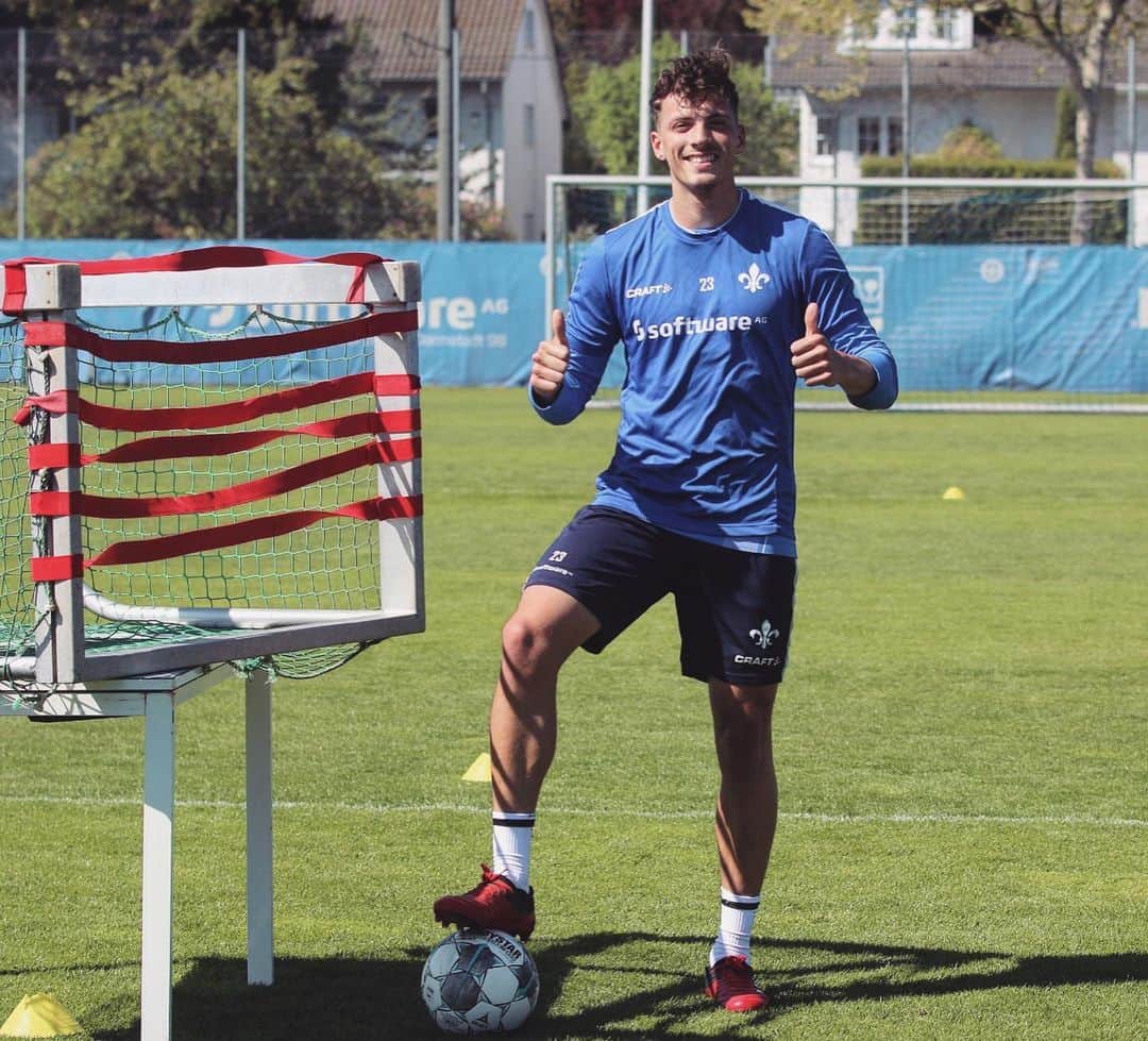 ニコライ・ラップのインスタグラム：「Good mood 😁 #darmstadt #adidas」