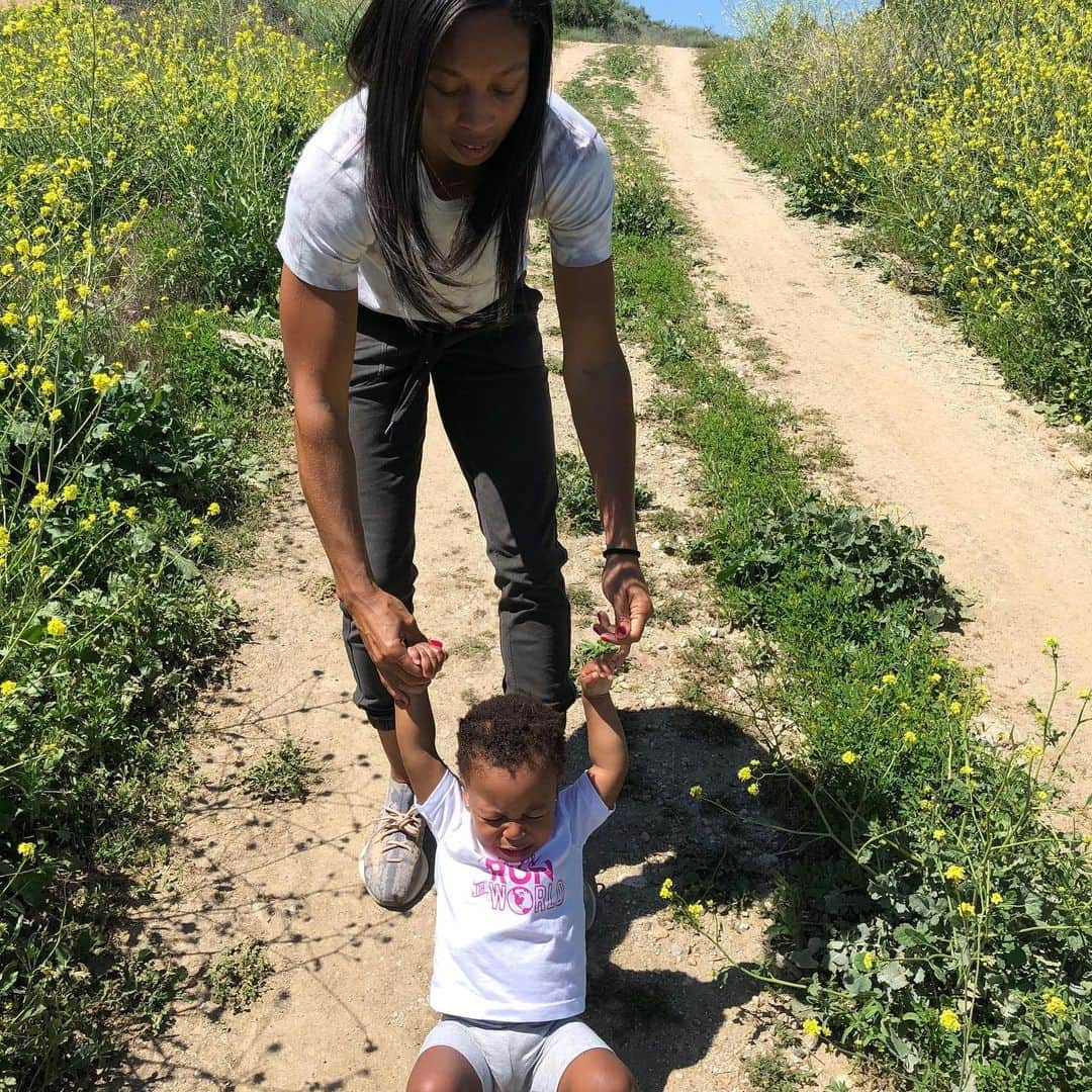 アリソン・フェリックスさんのインスタグラム写真 - (アリソン・フェリックスInstagram)「I’m loving our family walks even if Cammy isn’t here for mom’s photo shoots😏😜」4月24日 2時18分 - allysonfelix