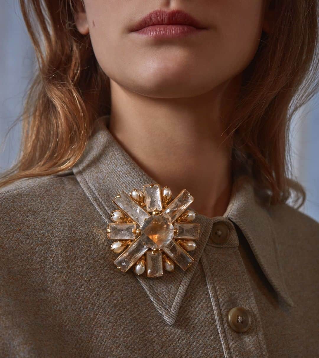グーセンス パリのインスタグラム：「STONE Brooch in brass soaked in a 24-carat gold bath, yellow gold color, set with a baguette cut crystal rock stone, freshwater pearls and a central rock crystal. . Until we see you back at our boutique you can contact us by phone or email and also find the collections on our website and on Farfetch.com . +33 (0)7 84 24 20 81 boutique.sthonore@goossens-paris.fr」