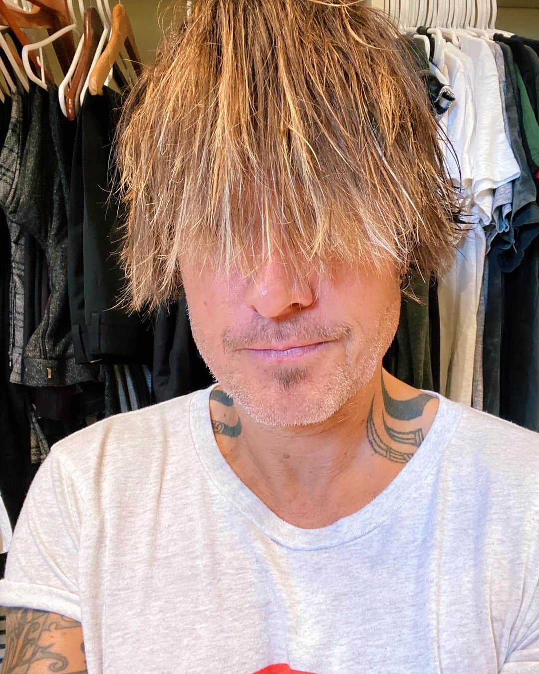 キース・アーバンのインスタグラム：「..... honestly,,,,, do I even need a caption. ?!!!!!! #quarantinehair -KU」